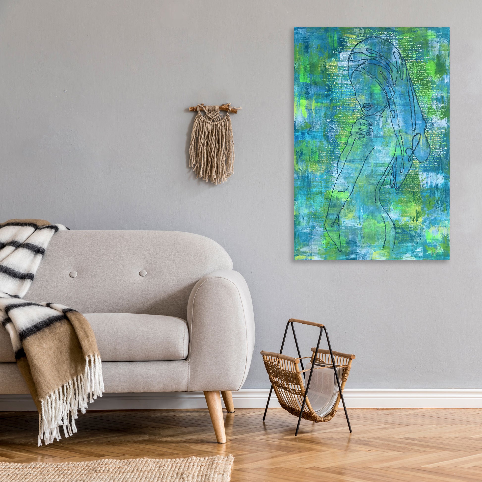 Figuratief schilderij van Elise Eekhout in blauw en groen met abstracte lijnen in een moderne woonkamer