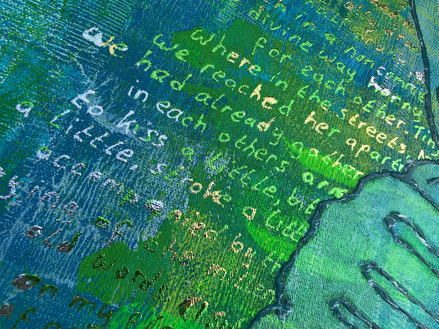 Kleurrijk figuratief schilderij van Elise Eekhout met tekst en levendige texturen