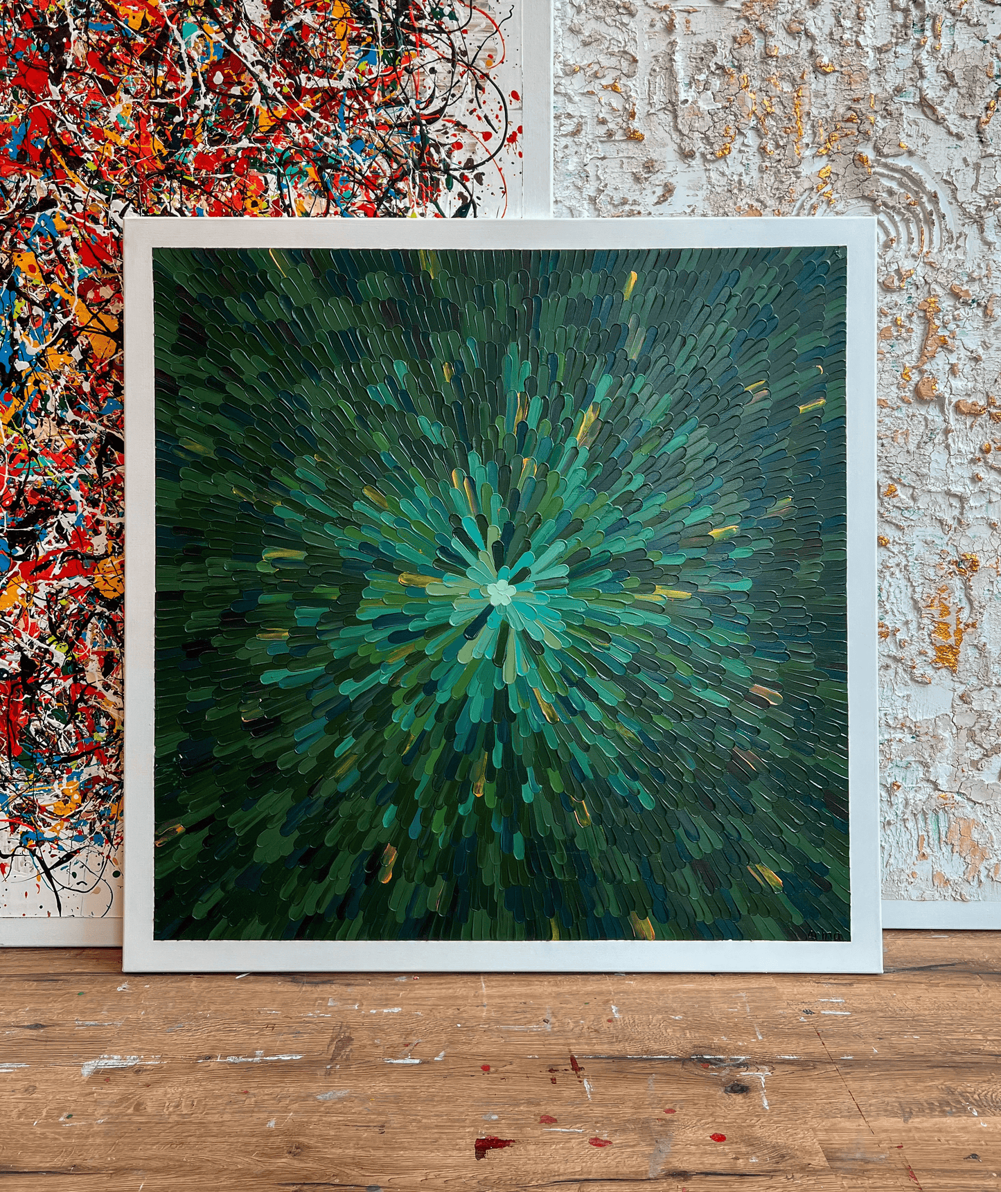 Groene abstracte kunst op doek van Atelier58 met dynamisch patroon en diepe tinten groen