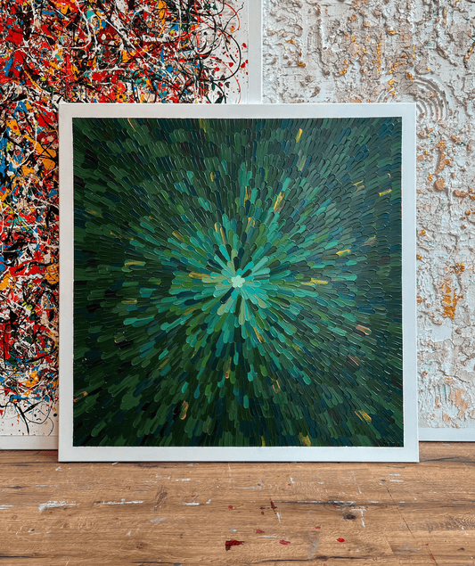 Groene abstracte kunst op doek van Atelier58 met dynamisch patroon en diepe tinten groen