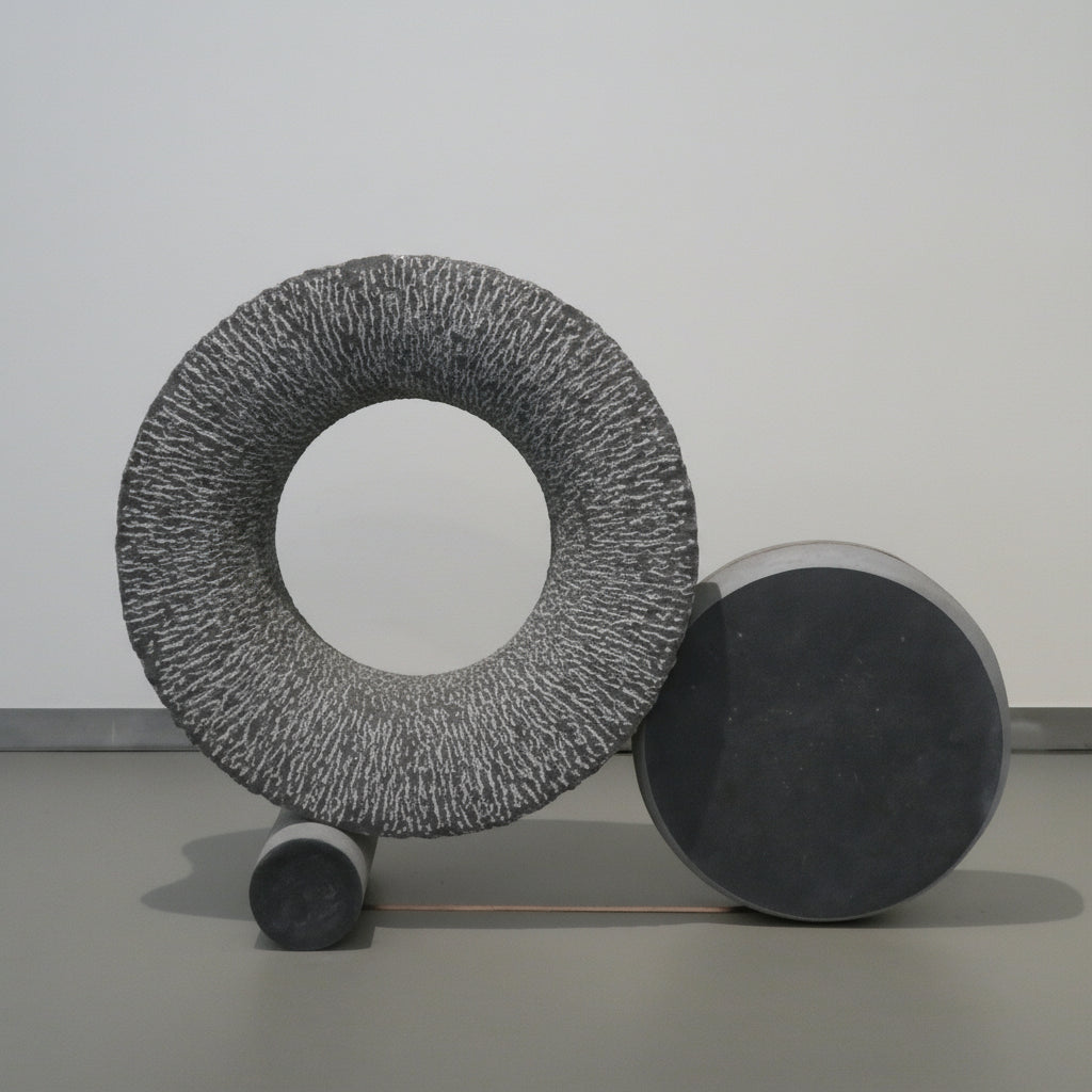 Moderne hardsteen sculptuur met ronde en cilindrische vormen van Fieke de Roij