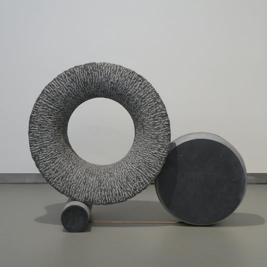 Moderne hardsteen sculptuur met ronde en cilindrische vormen van Fieke de Roij