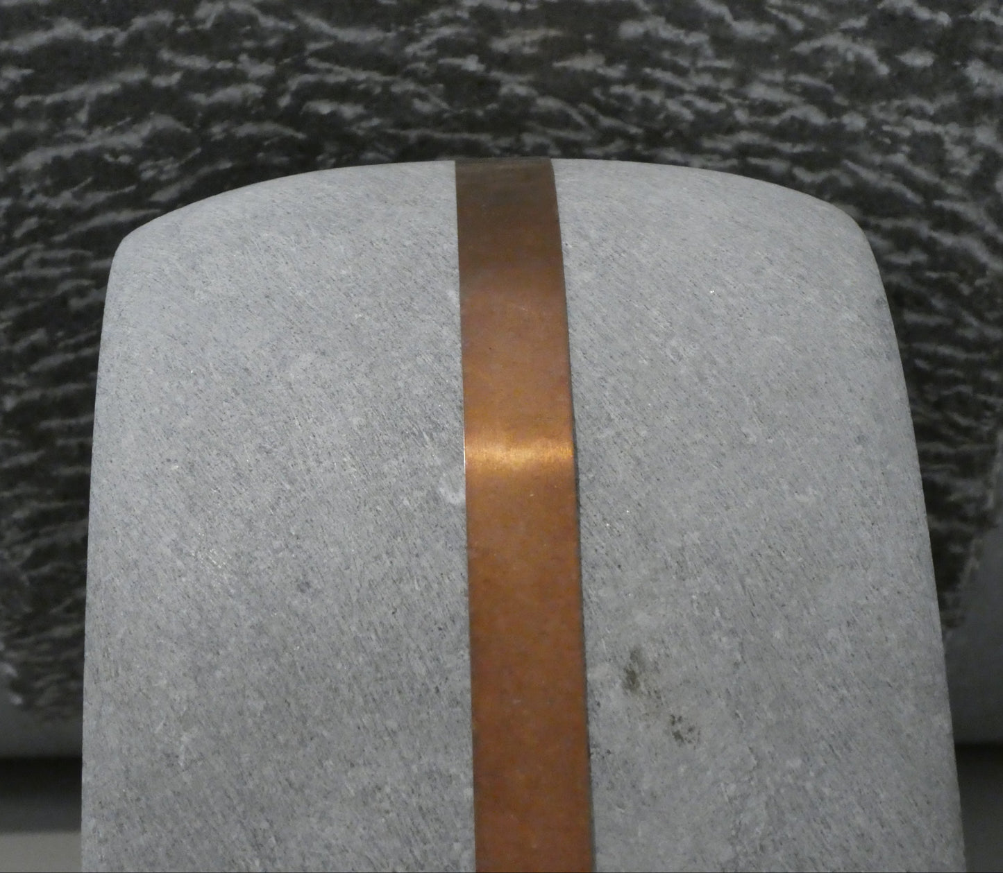 Hardsteen sculptuur met een metalen strip voor een moderne uitstraling en uniek ontwerp