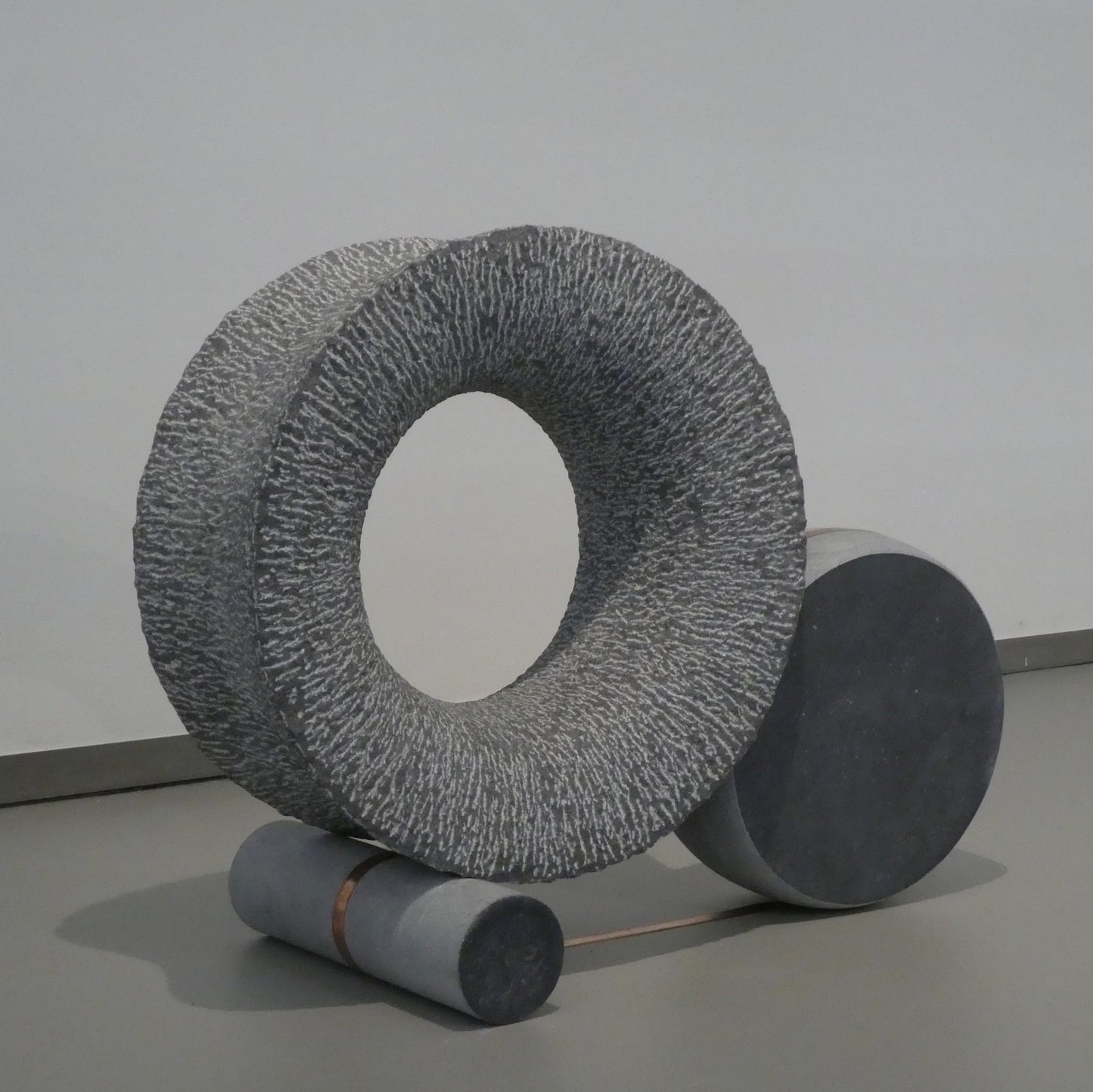 Moderne hardsteen sculptuur met een ronde en cilindervormige structuur voor unieke interieurdecoratie