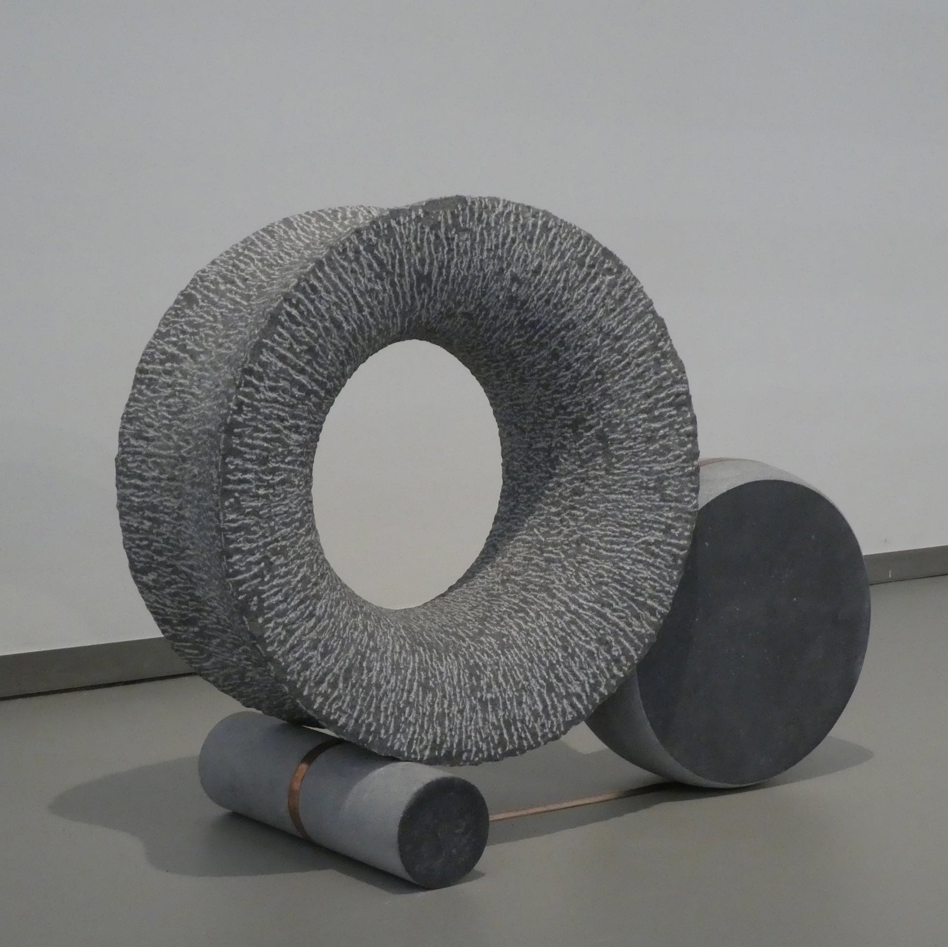 Moderne hardsteen sculptuur met een ronde en cilindervormige structuur voor unieke interieurdecoratie