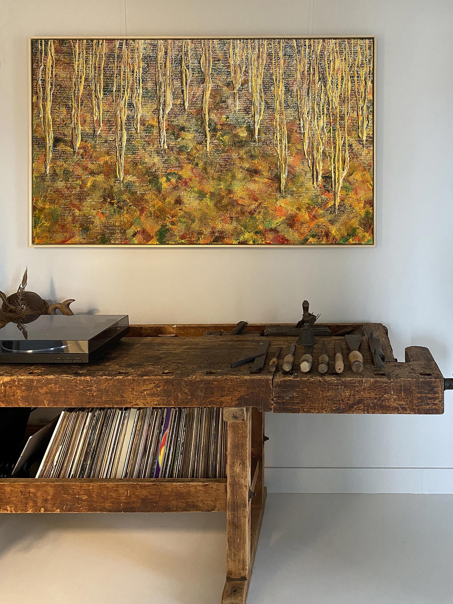 Herfst schilderij kopen van Elise Eekhout, met abstracte bomen en warme herfstkleuren in een interieursetting.