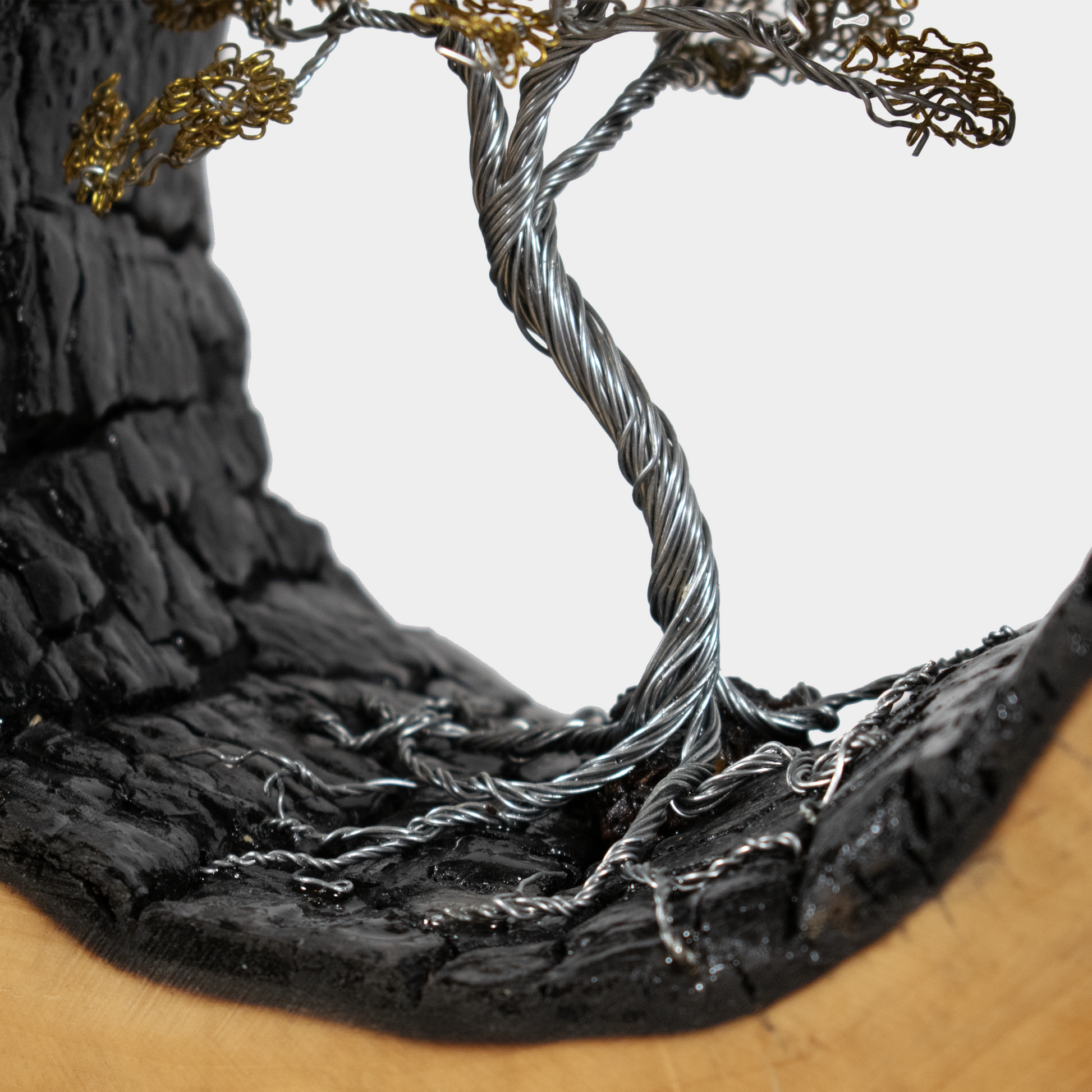 Gedetailleerde hout kunst van Semra Heydari met een metalen boom in een hol houtblok