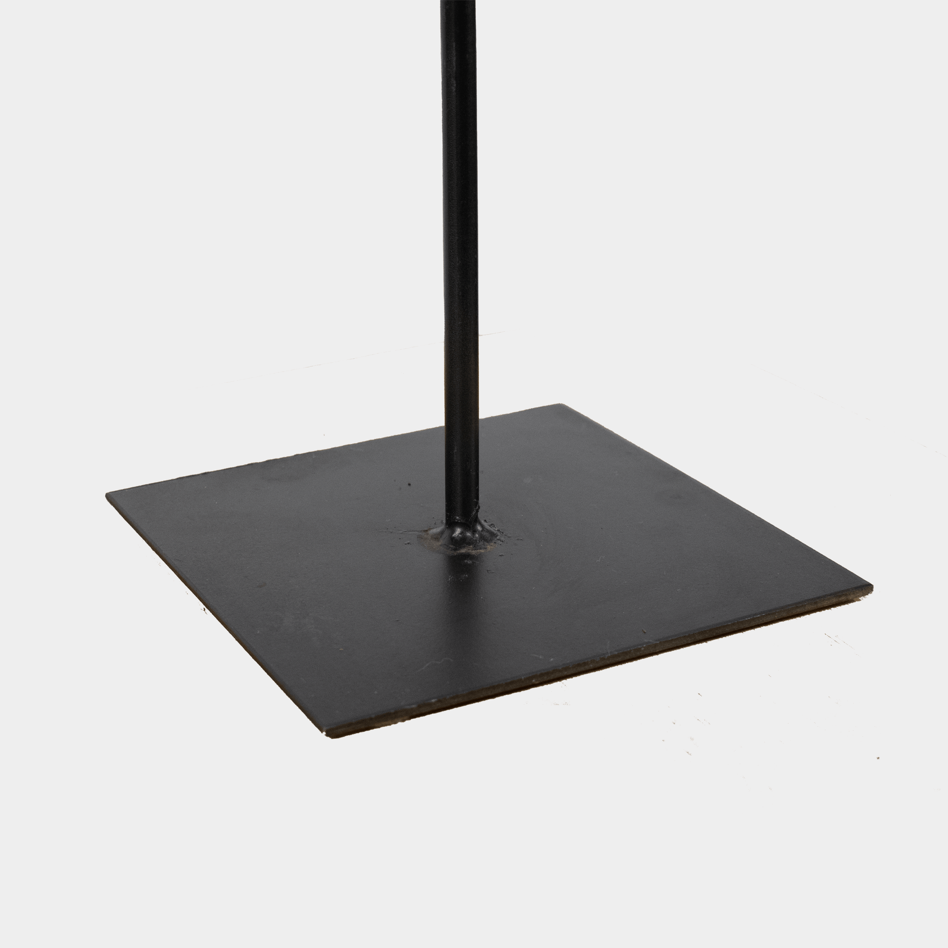 Metalen voet voor houten sculptuur op voet voor stabiele presentatie en ondersteuning