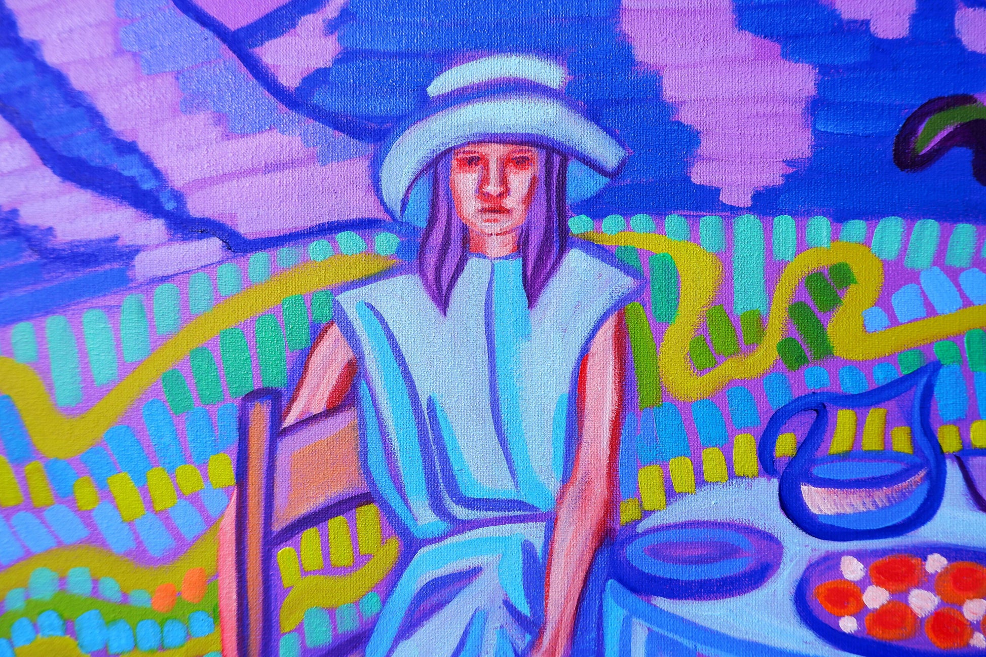 Humdrum Blues schilderij met kleurige abstracte achtergrond en figuur in lichte kleding zittend aan een tafel