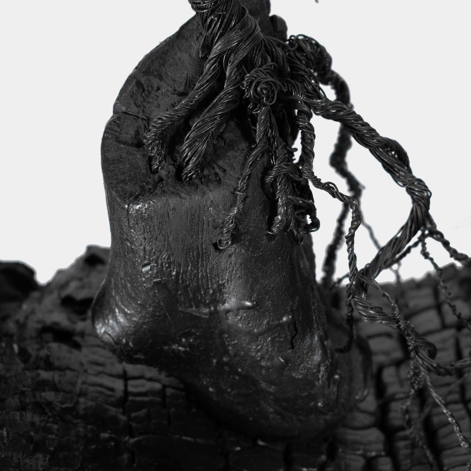 Ishizuki boom kunstobject van hout met gedetailleerde textuur en artistieke draden door Semra Heydari
