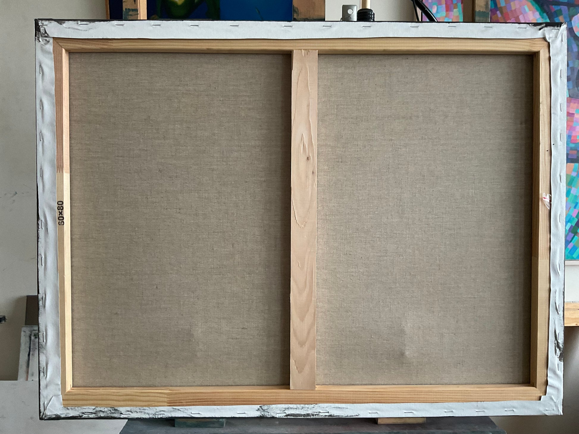 Achterkant van een kubistisch schilderij met houten frame en linnen ondergrond