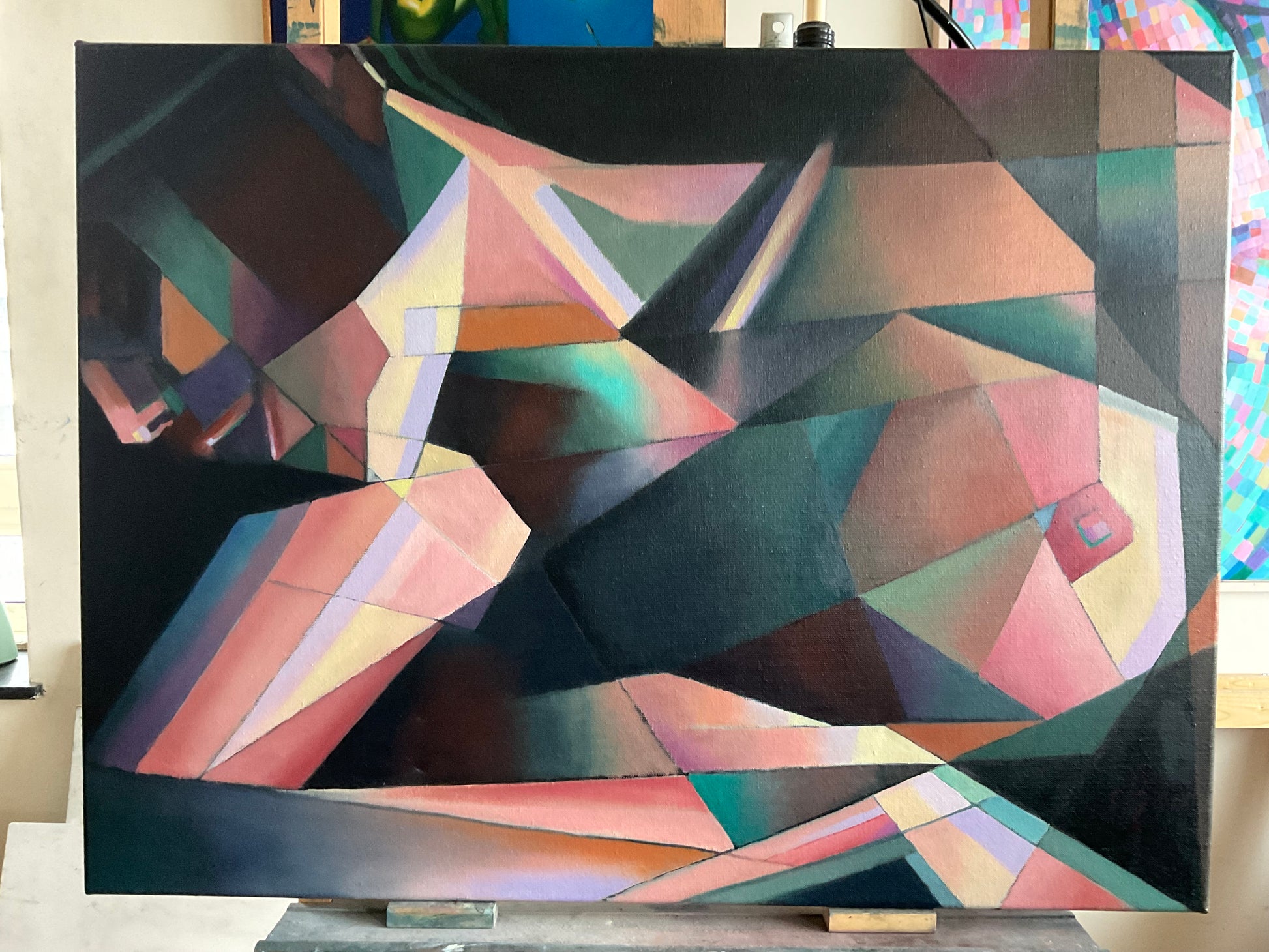 Kleurrijk kubistisch schilderij van Corné Akkers met abstracte vormen en lijnen