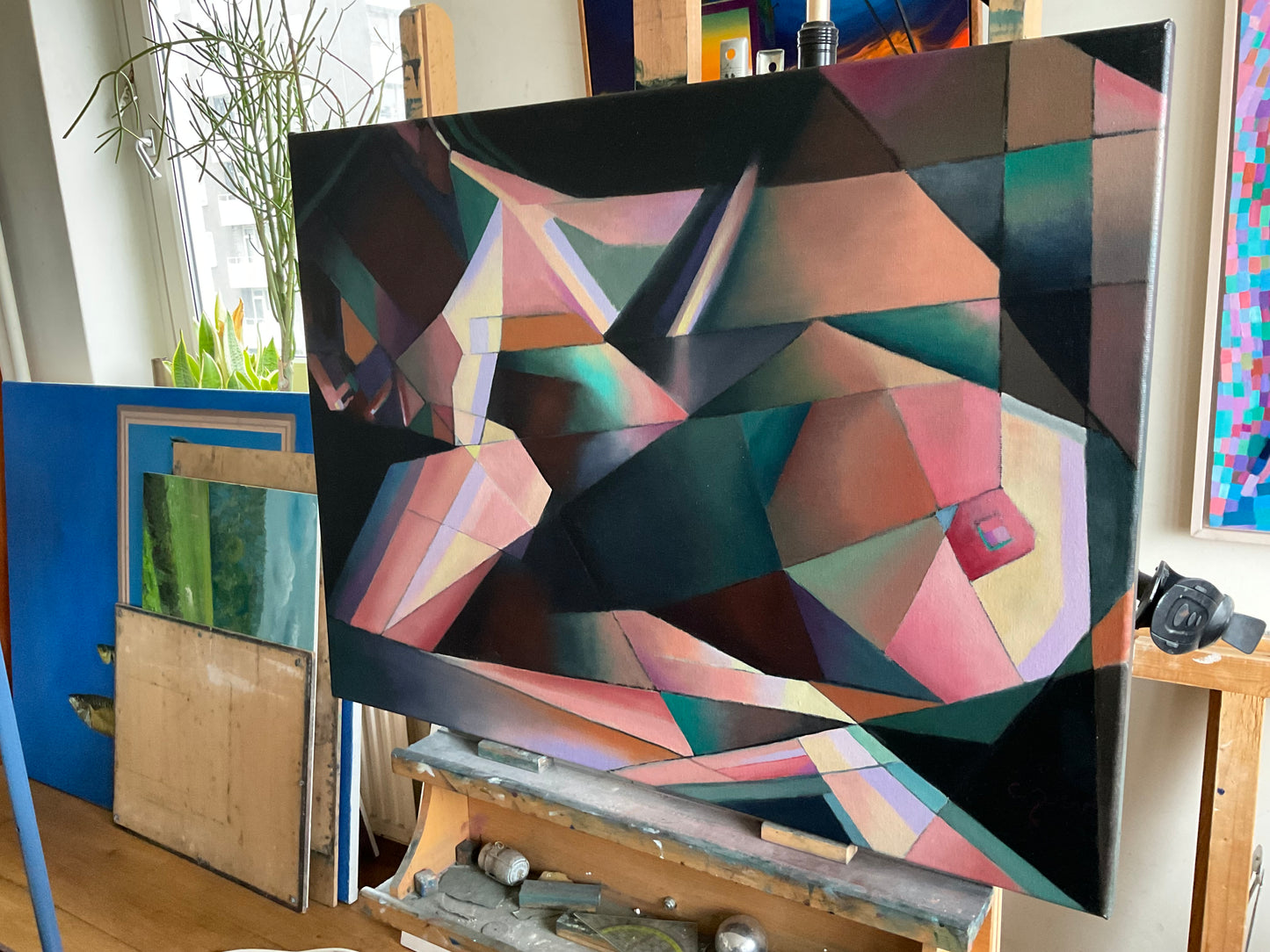 Kubistisch schilderij van Corné Akkers met abstracte geometrische vormen in levendige kleuren