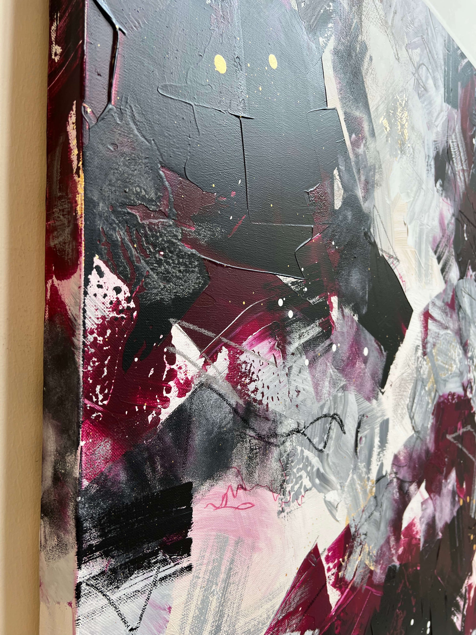 Abstract schilderij van Atelier58 met donkere en rode tinten voor kunst aan de muur kopen