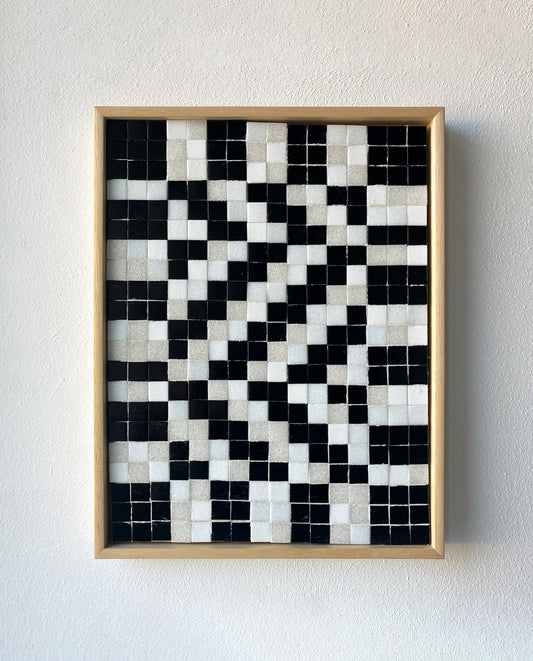 Abstracte zwart-witte visuele kunst door Guido de Boer met geometrisch vierkant patroon in houten lijst