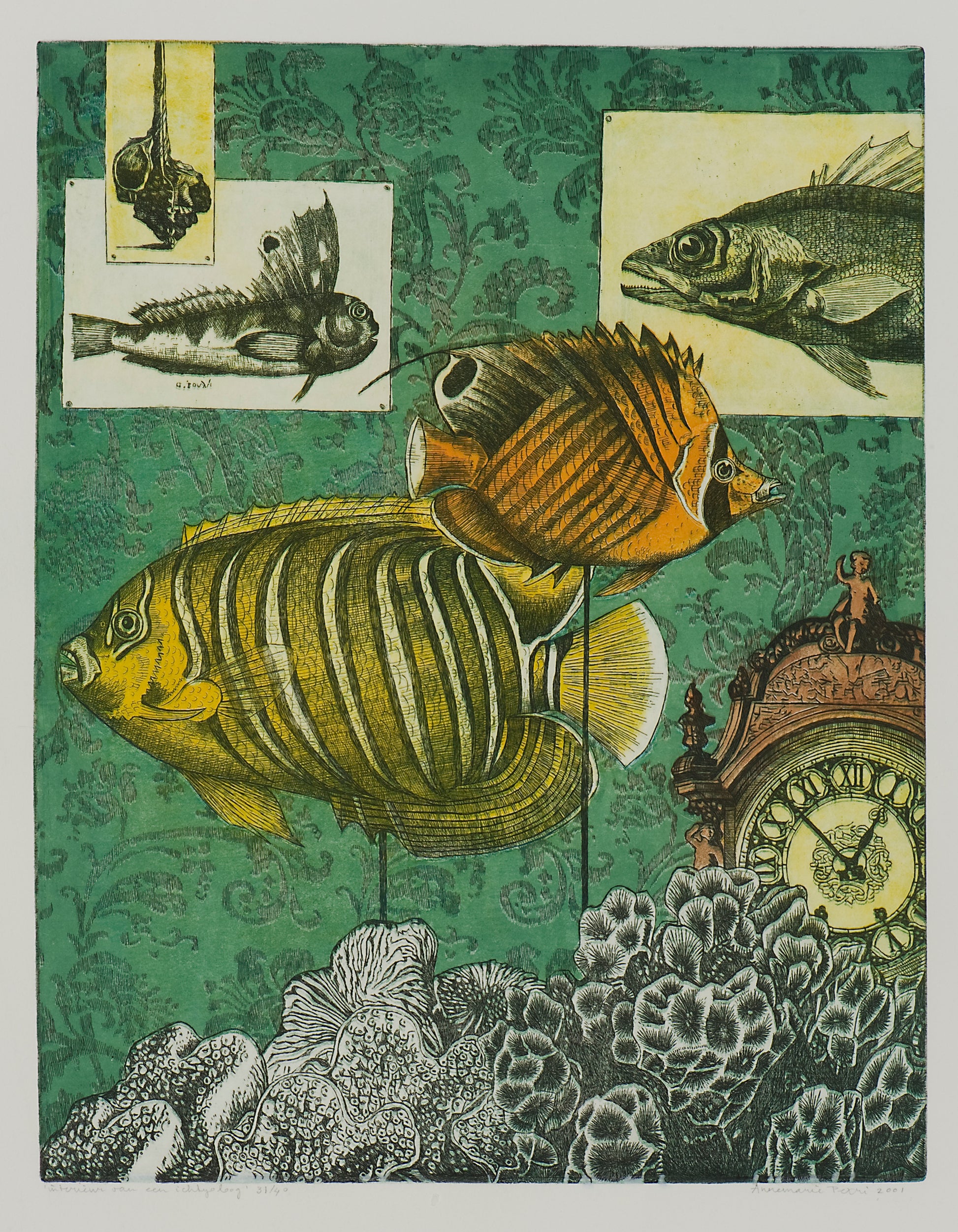 Ichtologie ets van Annemarie Petri met verschillende kleurrijke vissen en een klok op een groene achtergrond