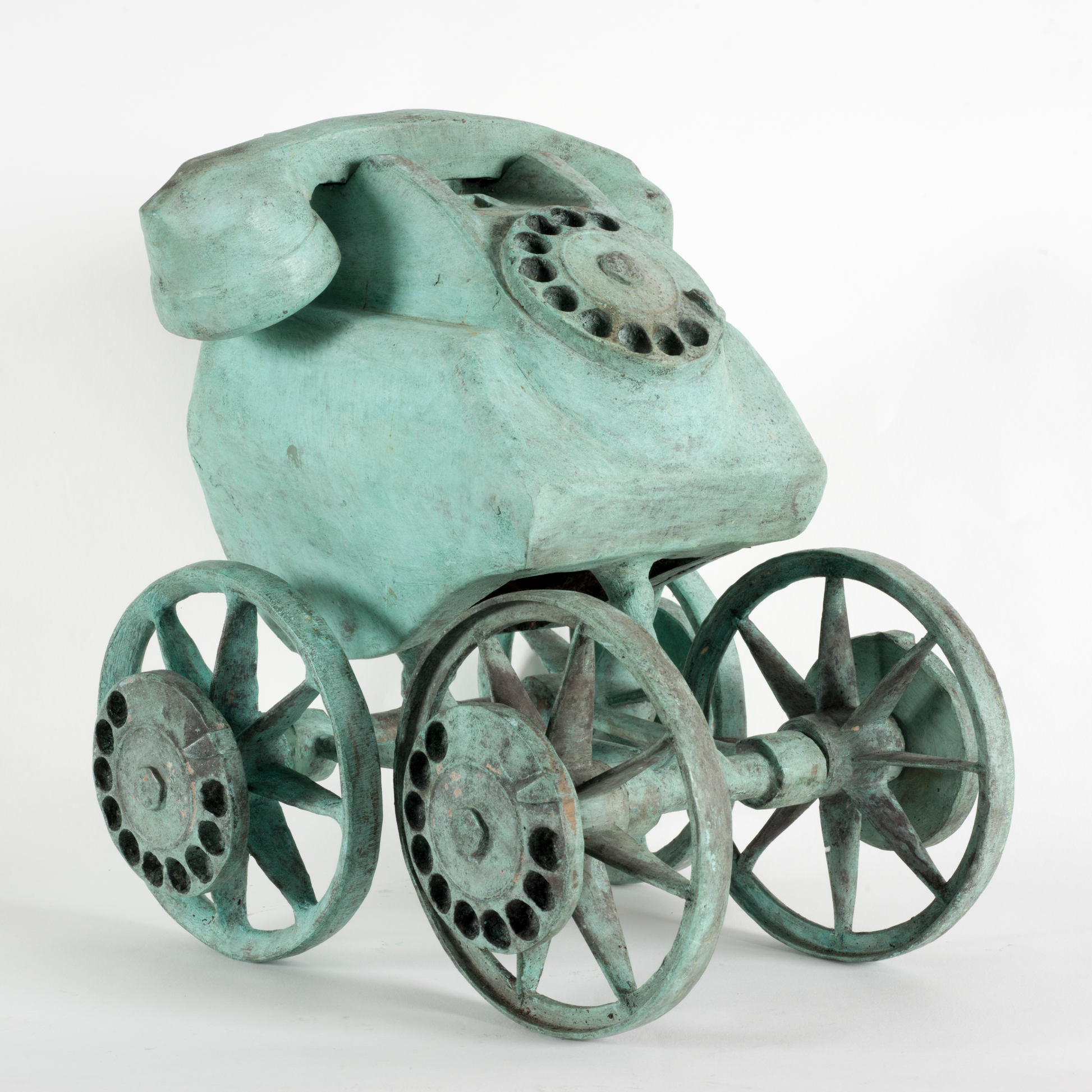 Beeldende kunstobject mobiele telefoon in de vorm van een oude telefoon op wielen