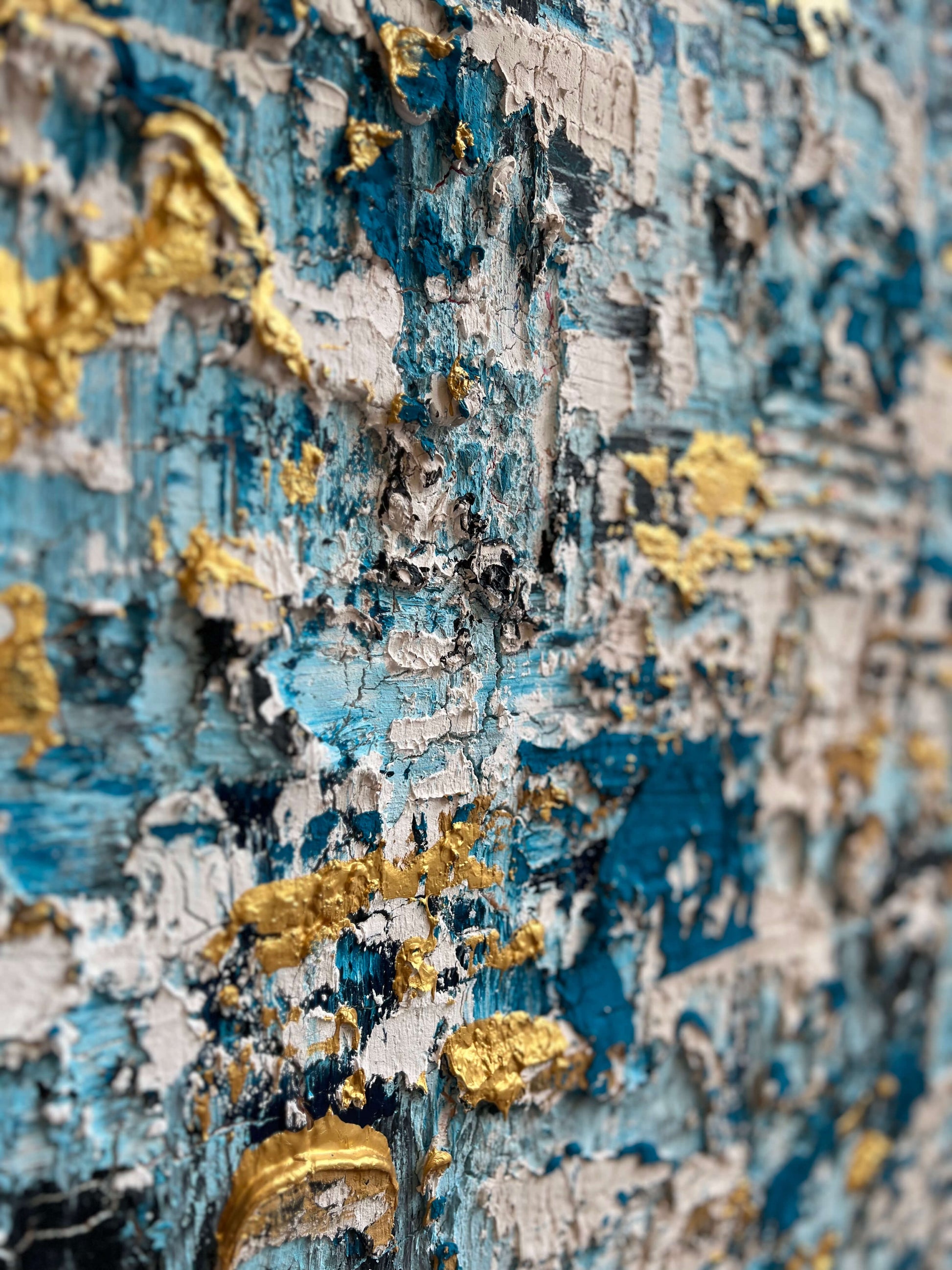 Abstract schilderij van Atelier58 met textuur en details in blauw en goud kunstwerk oceaan thema
