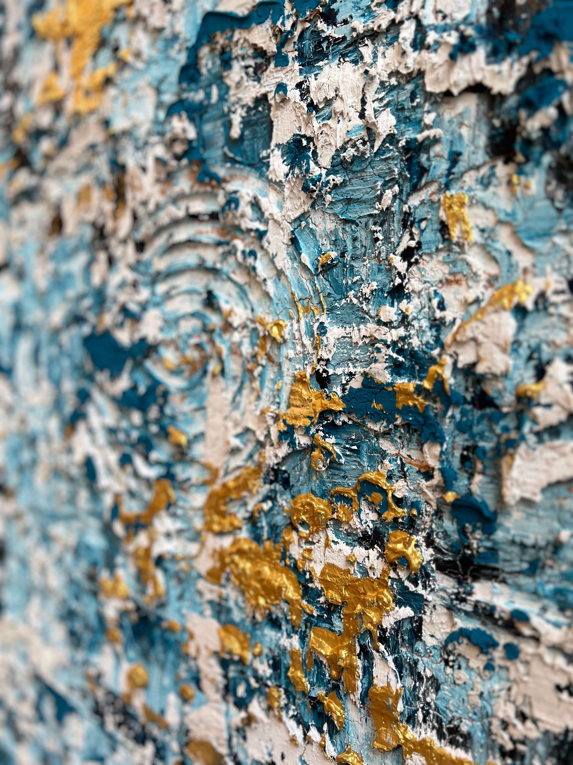 Abstract schilderij van Atelier58 met een kunstwerk oceaan thema in blauw, wit en goud