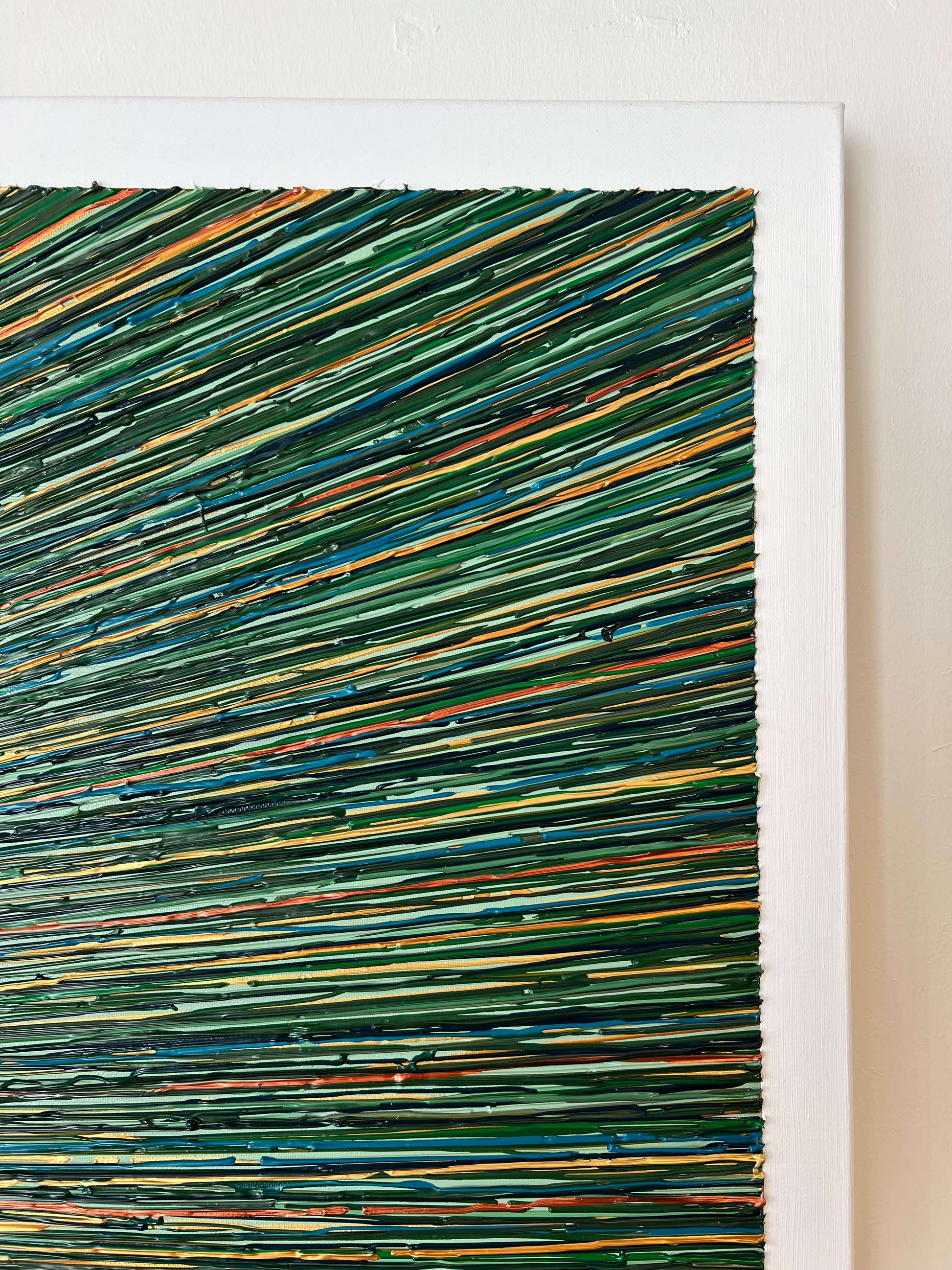 Langwerpig schilderij van Atelier58 met abstracte groene en oranje lijnen in relief