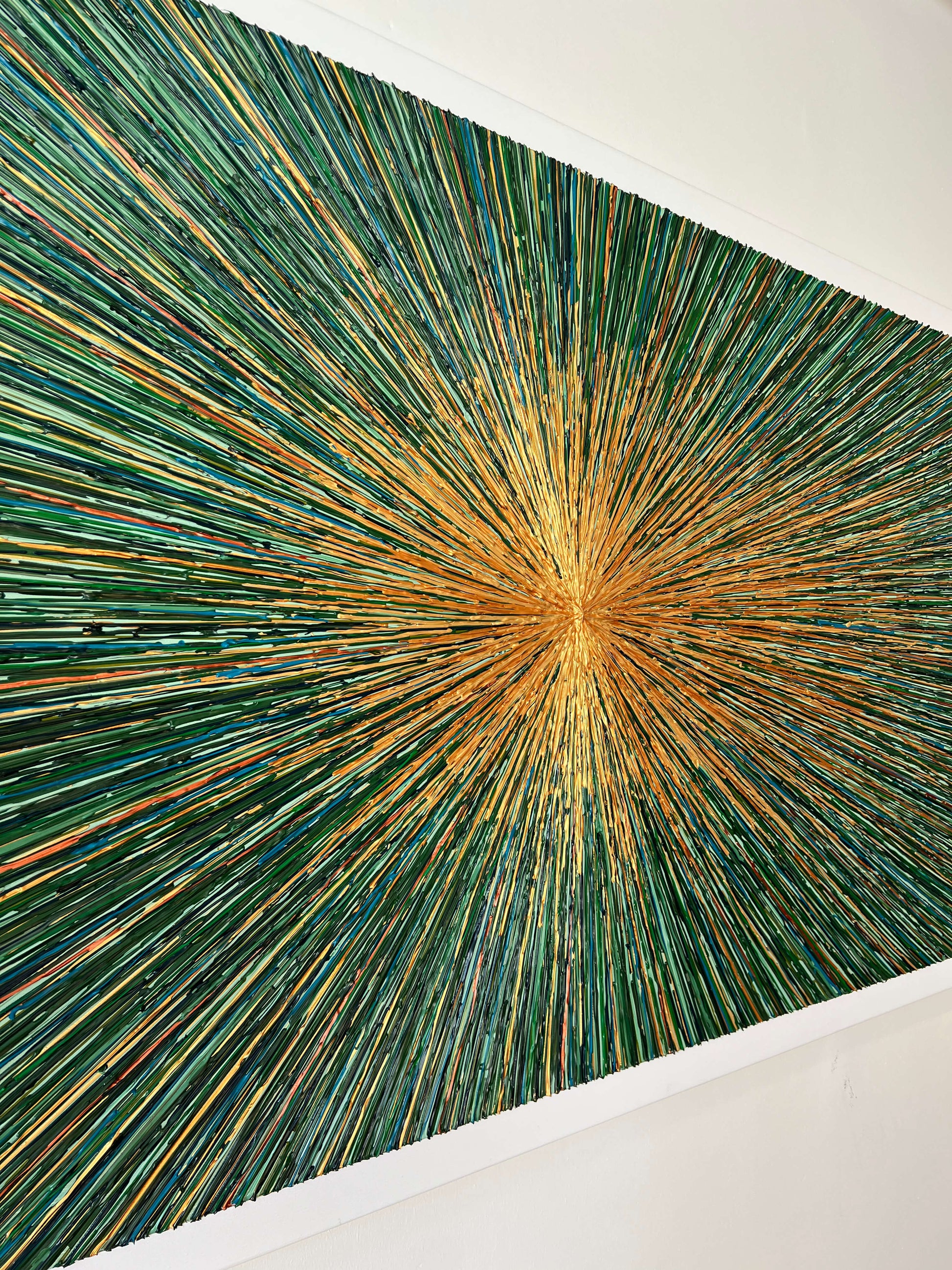 Langwerpig schilderij met stralende groene en goudkleurige lijnen van Atelier58 voor moderne wanddecoratie