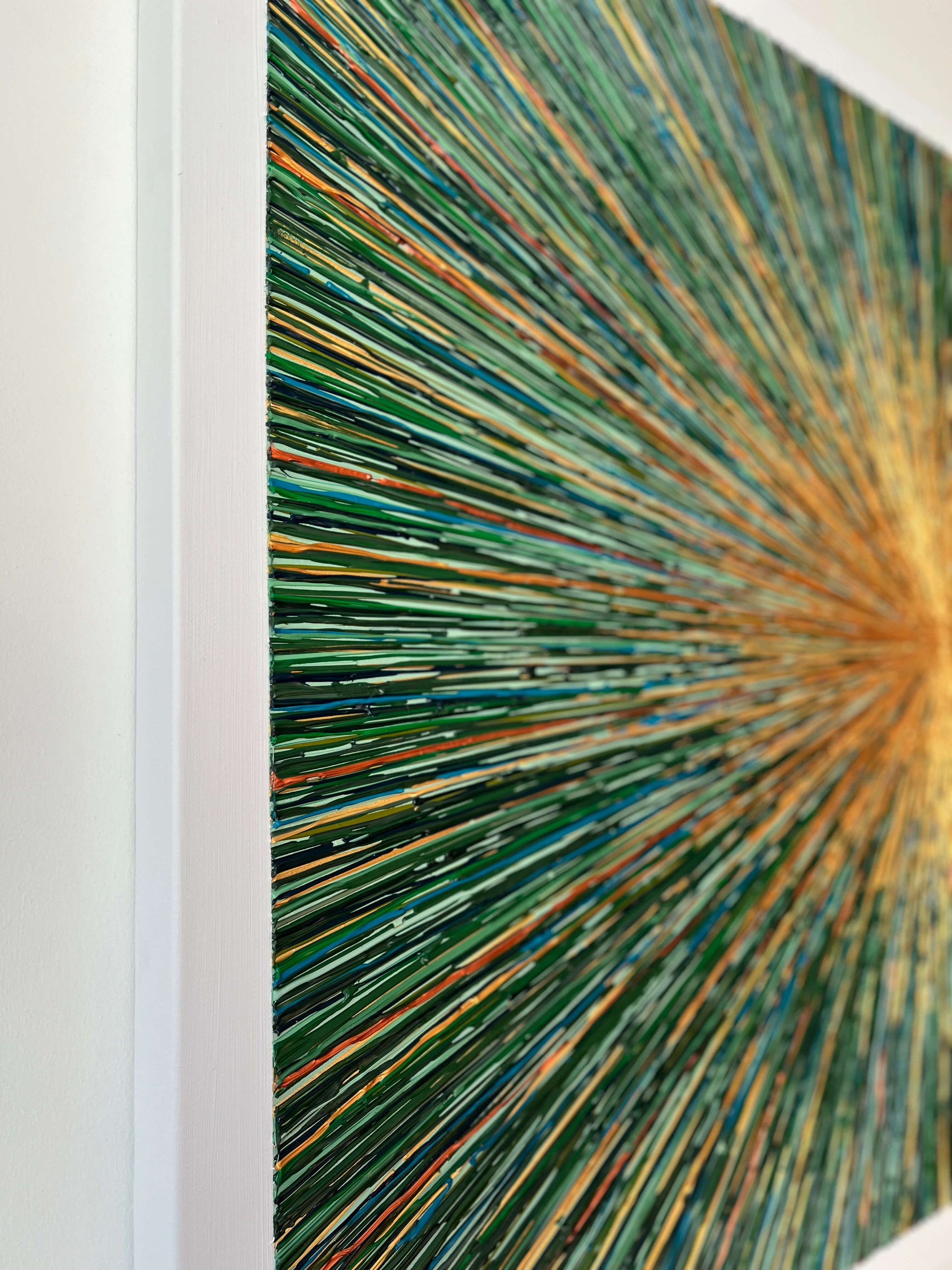 Langwerpig schilderij van Atelier58 met gedetailleerde groene en oranje lijnen in abstract patroon