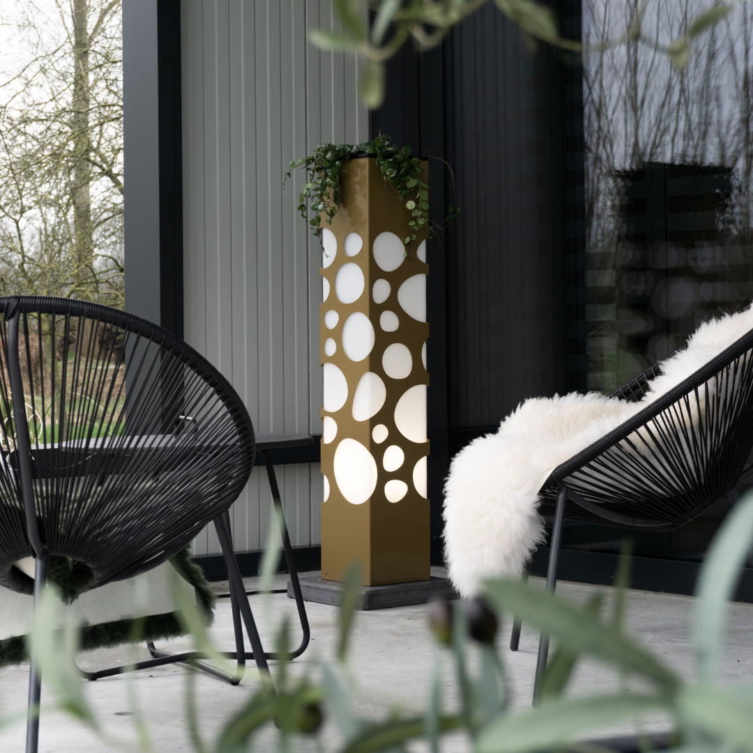 Linea Organic Black verlichting van Dislux staande lamp met organisch patroon en sfeerverlichting in moderne setting