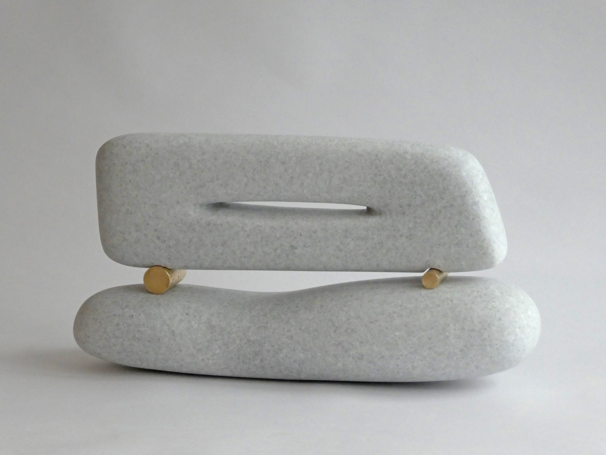 Moderne marmer sculptuur van Fieke de Roij met strakke lijnen en gouden details