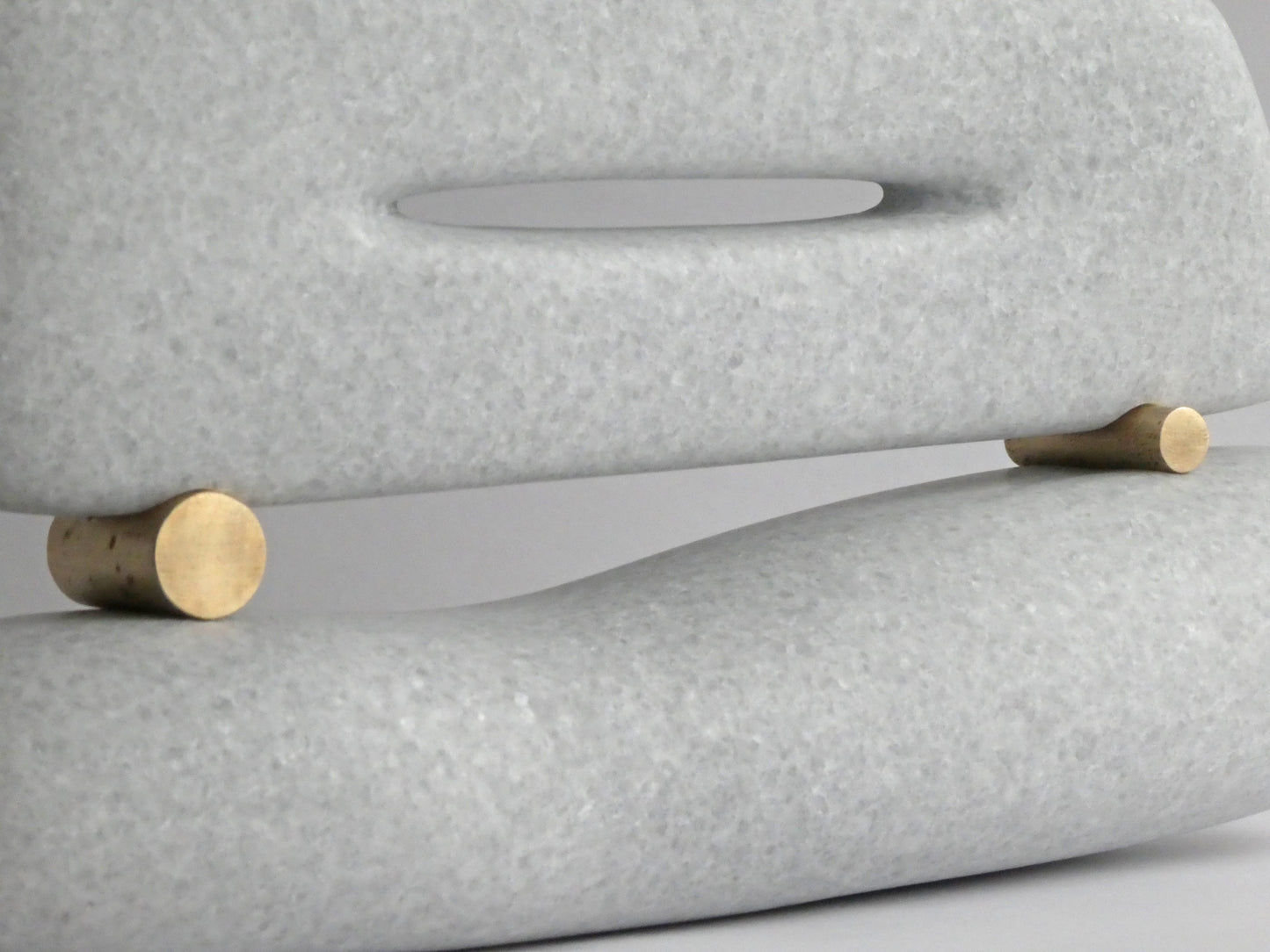 Moderne marmer sculptuur met gouden accenten en vloeiende lijnen voor eigentijdse decoratie