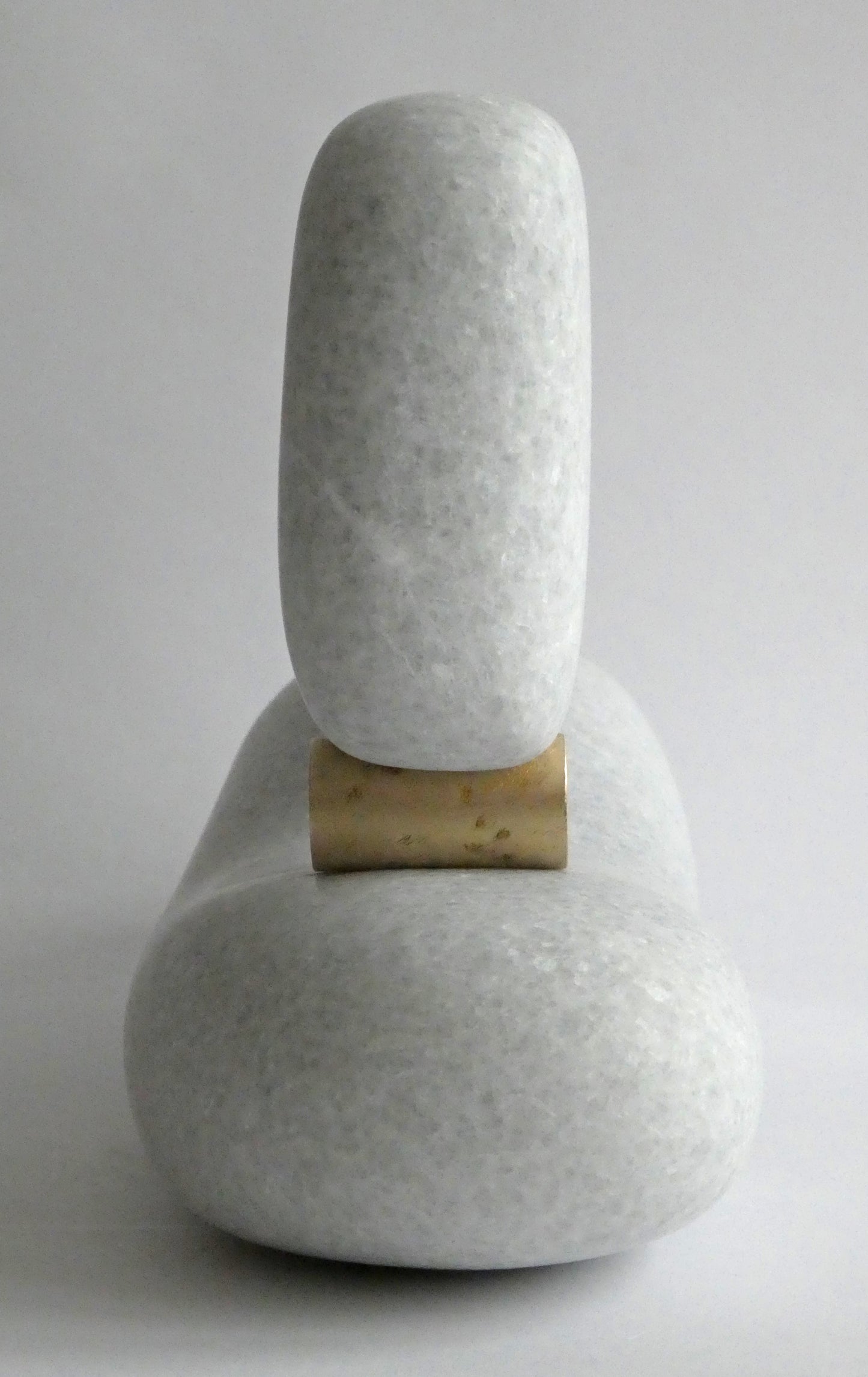 Moderne marmer sculptuur met organische vormen en een gouden accent voor interieurdecoratie