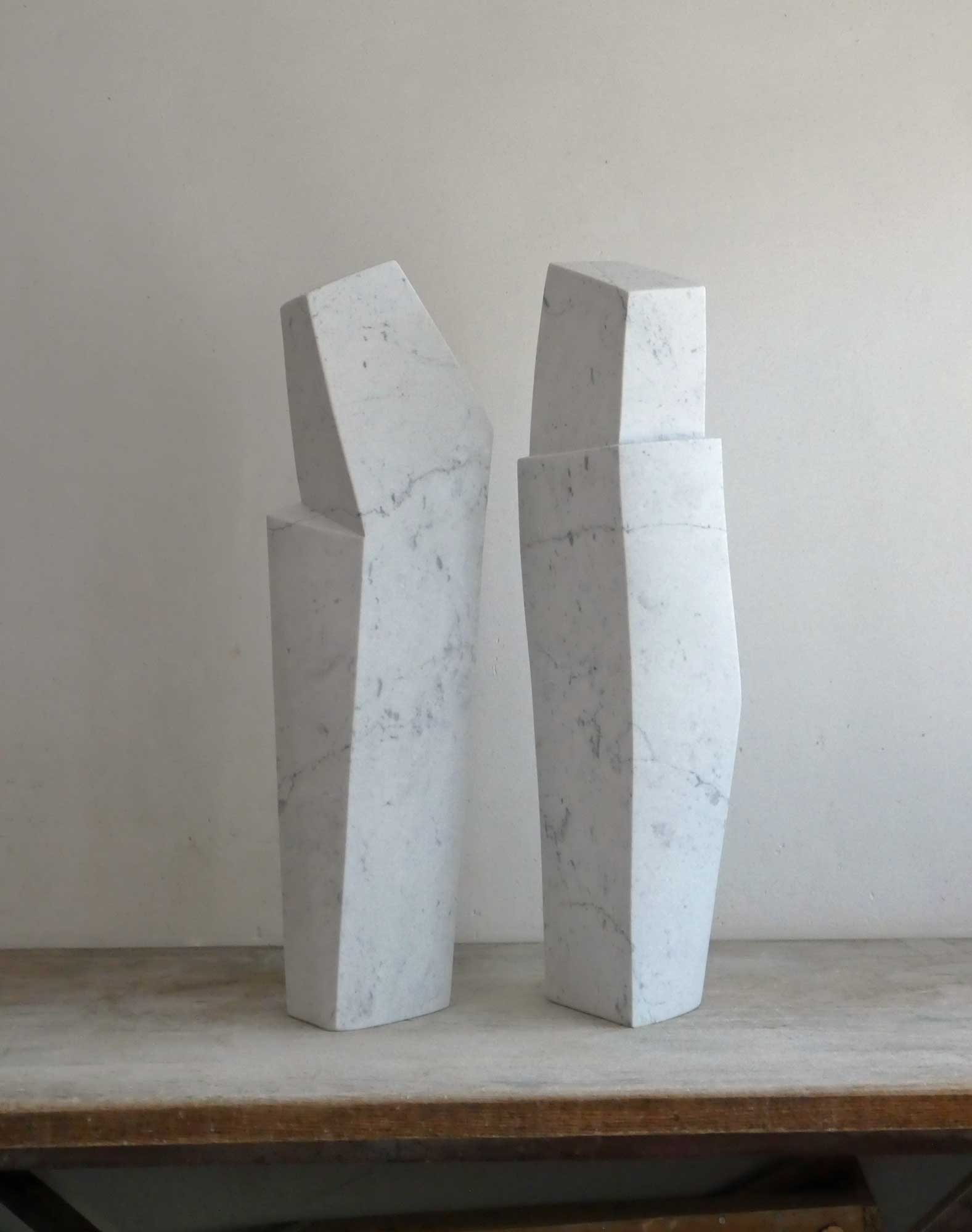 Twee stijlvolle marmeren sculpturen voor interieur met abstracte vormen en een moderne uitstraling