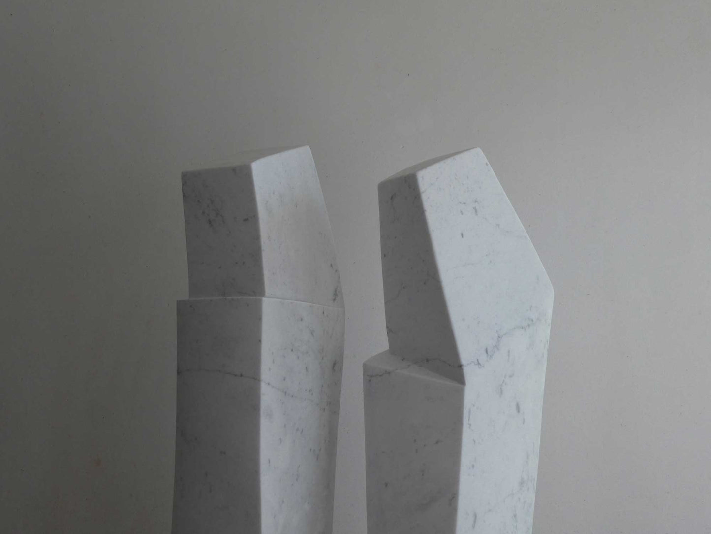 Moderne marmeren beeld voor interieur in abstracte vormen, perfect voor elke ruimte