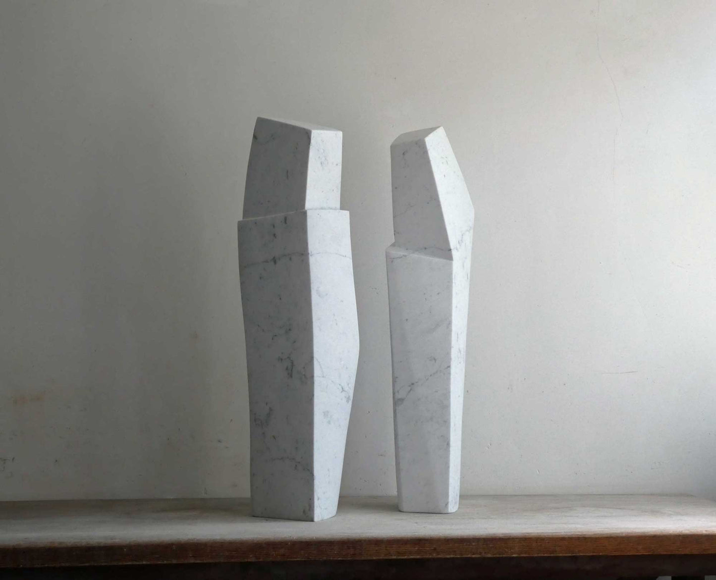 Twee moderne sculpturen van marmer voor interieur, minimalistisch ontwerp met strakke lijnen