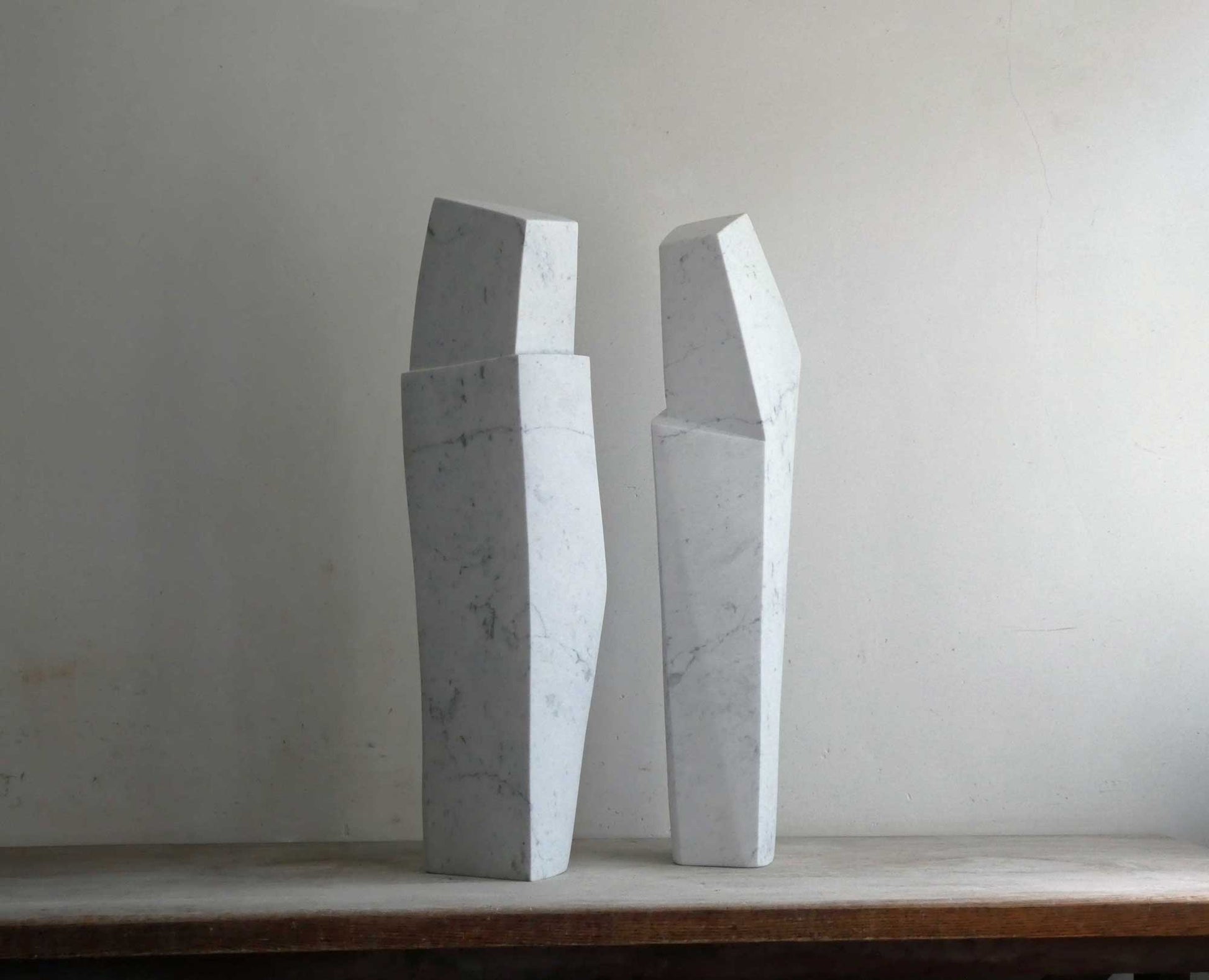 Twee moderne sculpturen van marmer voor interieur, minimalistisch ontwerp met strakke lijnen