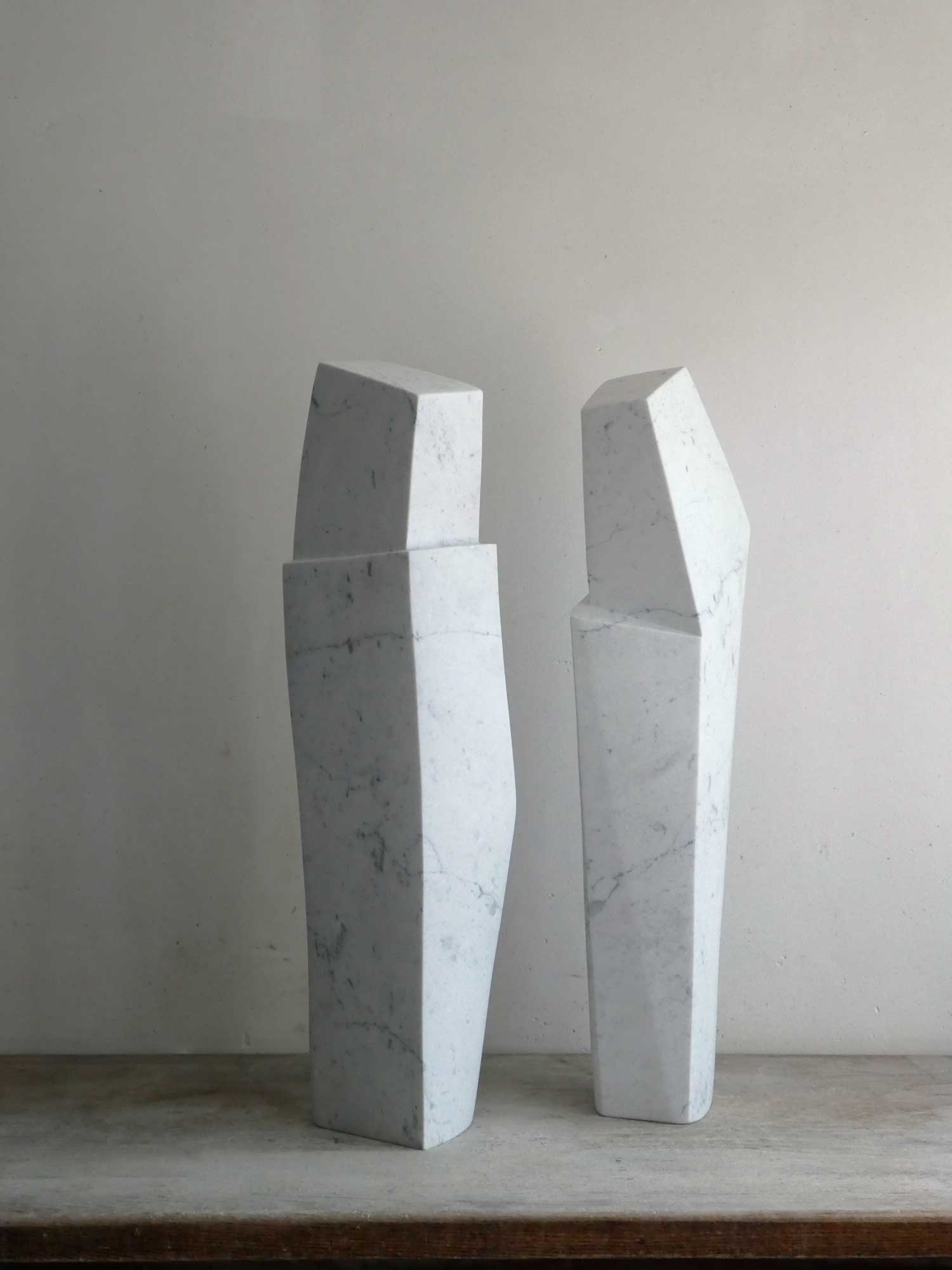 Minimalistische marmeren beelden voor interieur in witte kleur met strakke lijnen