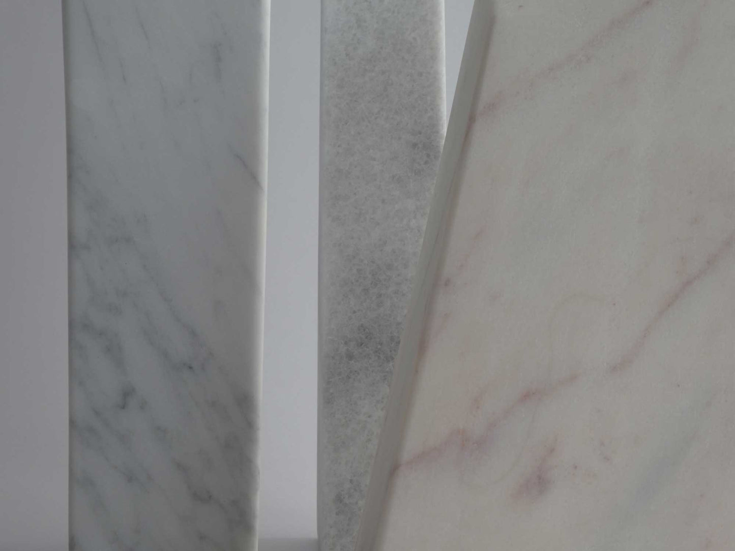 Marmeren sculptuur van Fieke de Roij, met elegant verfijnde lijnen en natuurlijke kleurvariaties