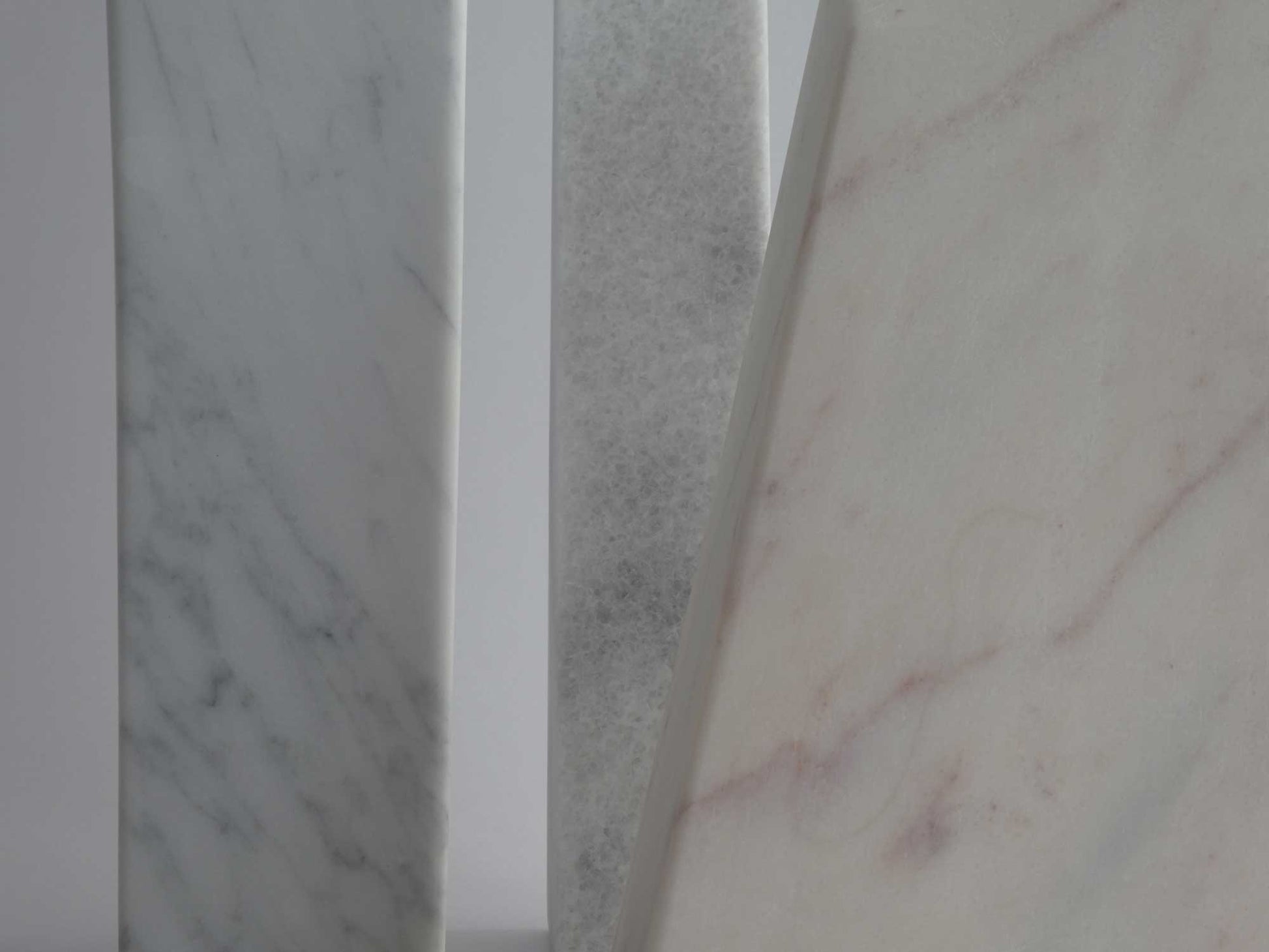 Marmeren sculptuur van Fieke de Roij, met elegant verfijnde lijnen en natuurlijke kleurvariaties