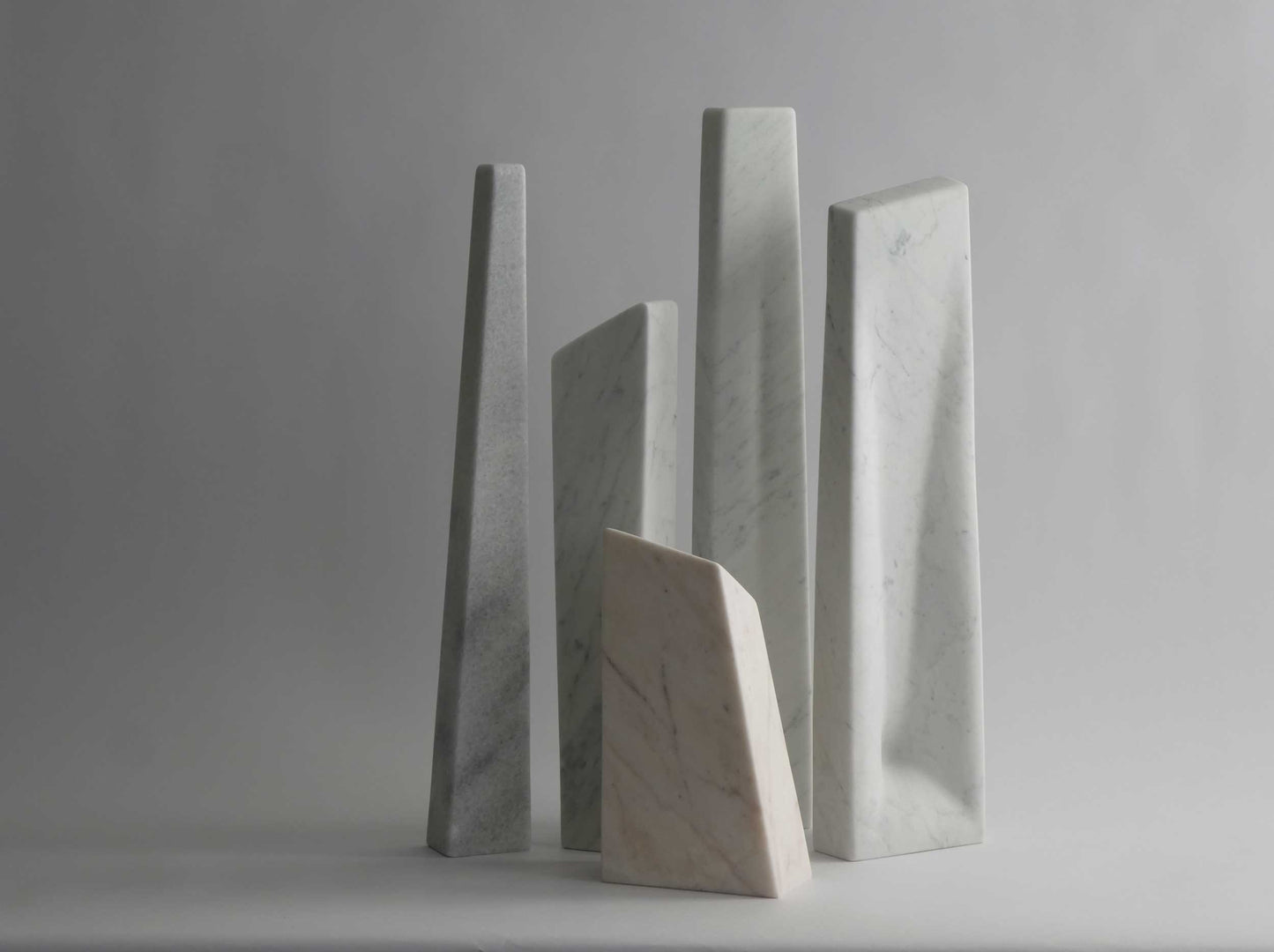 Moderne marmeren sculptuur set met verschillende hoogtes en vormen voor een stijlvolle inrichting