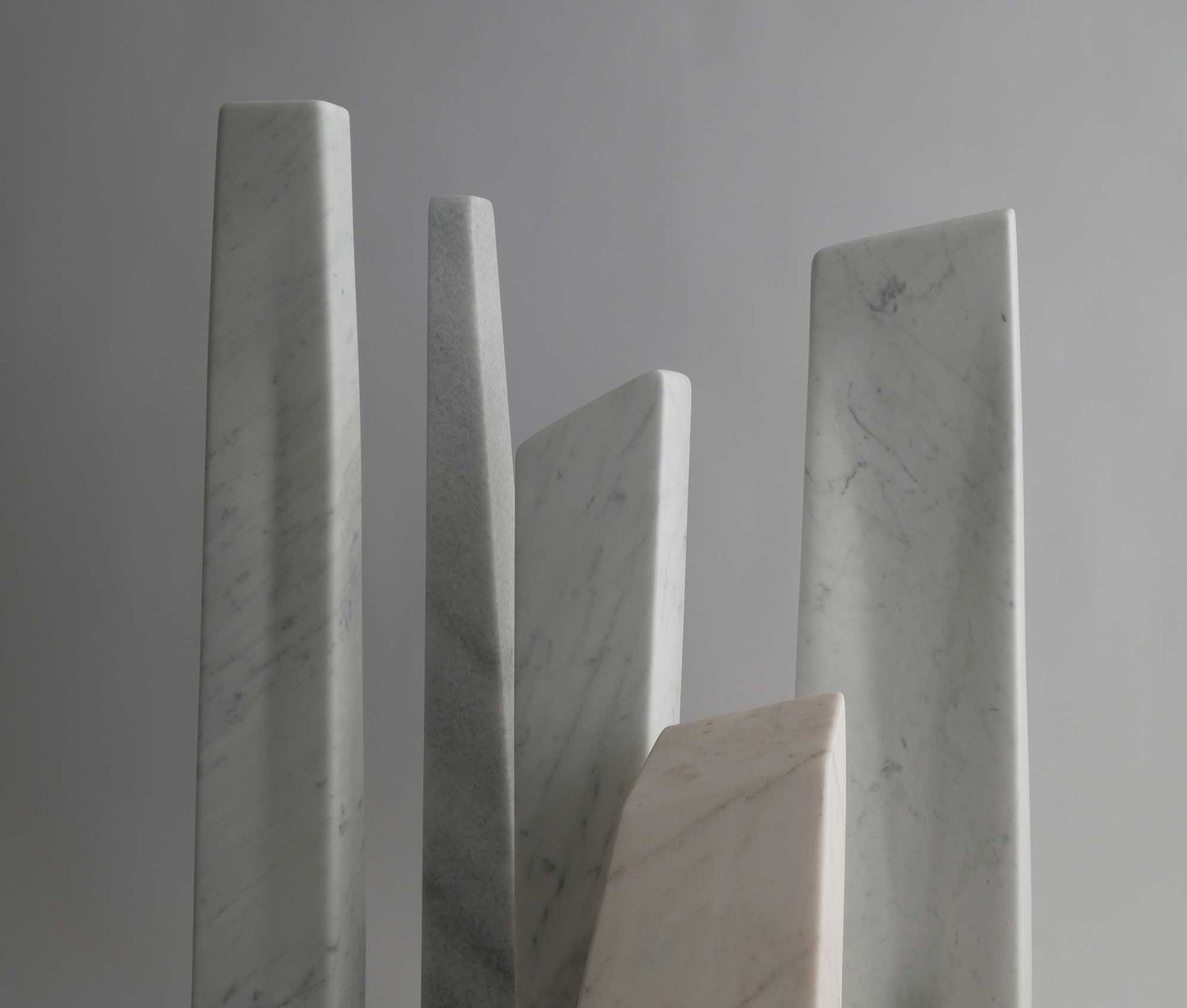 Marmeren sculptuur met verschillende hoogte en texturen, perfect voor moderne interieurdecoratie