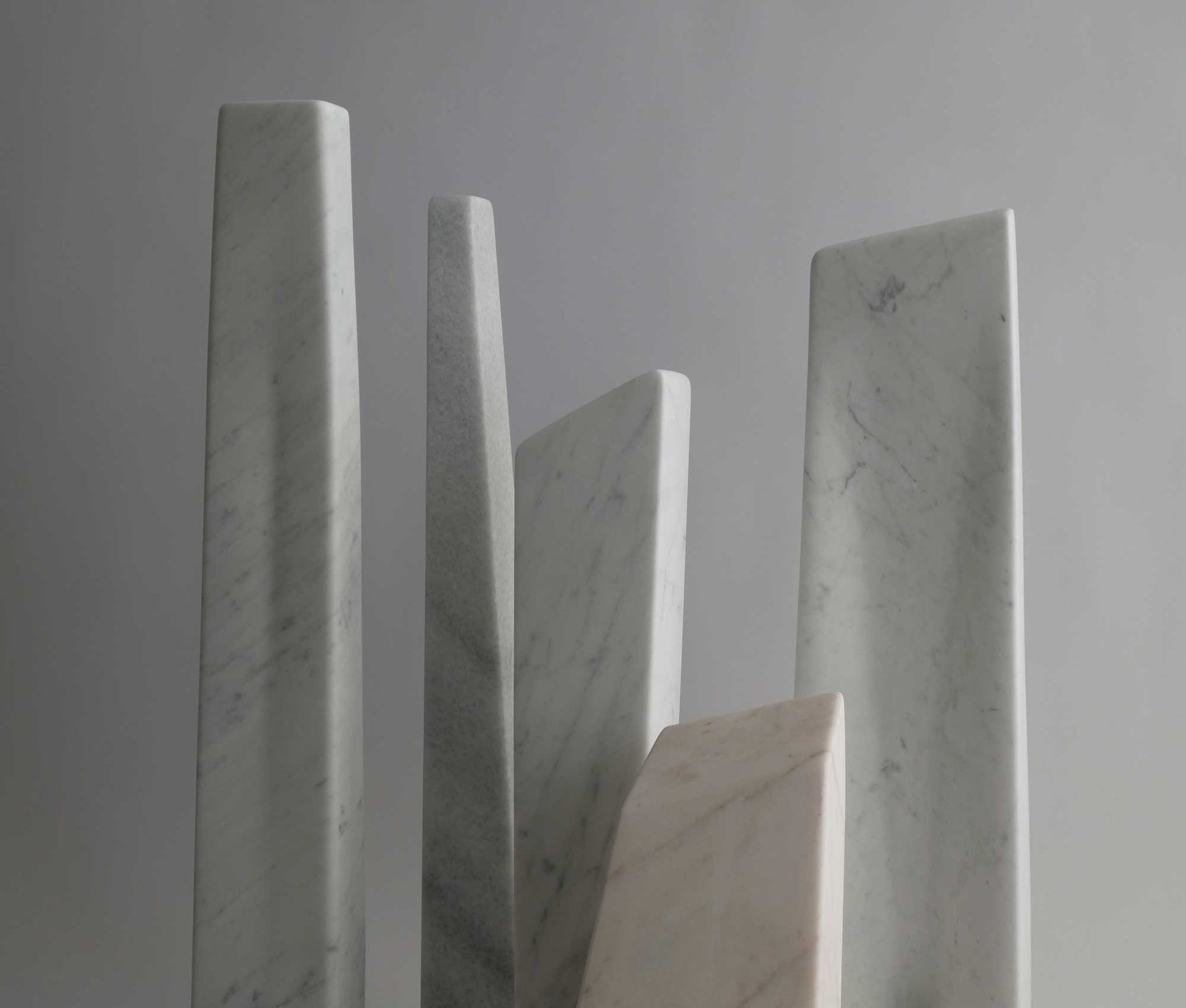 Marmeren sculptuur met verschillende hoogte en texturen, perfect voor moderne interieurdecoratie