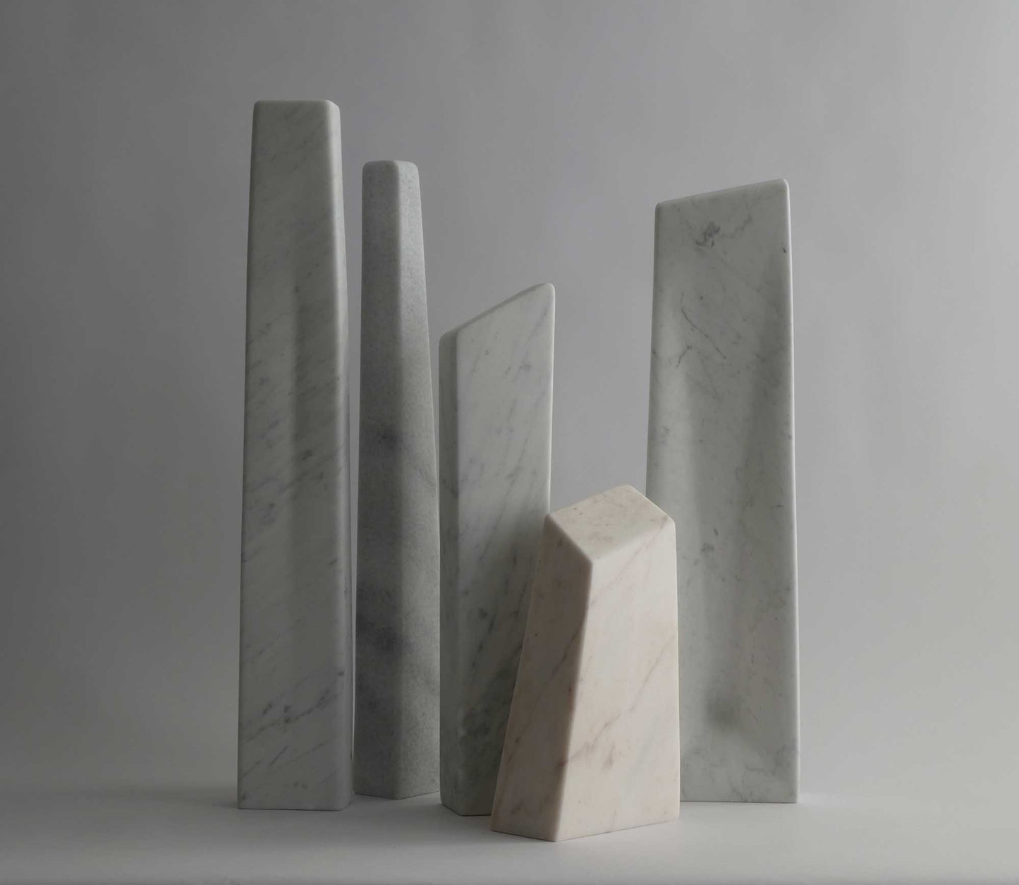 Verschillende marmeren sculpturen in diverse vormen en maten, perfect voor moderne interieurdecoratie