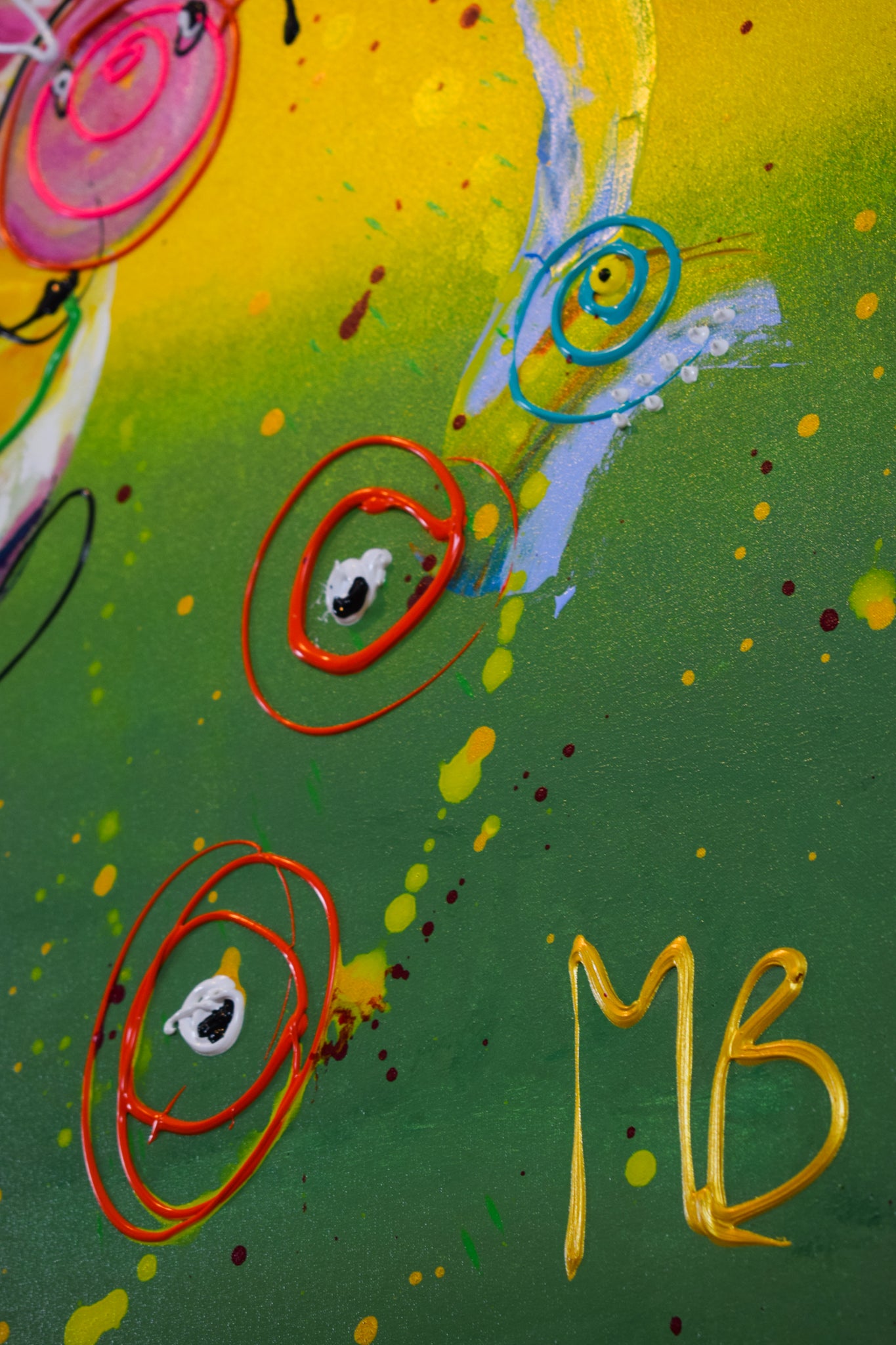Close up van vrolijk schilderij woonkamer door Marieke Brouwers kleurrijk abstract met cirkels en MB signatuur