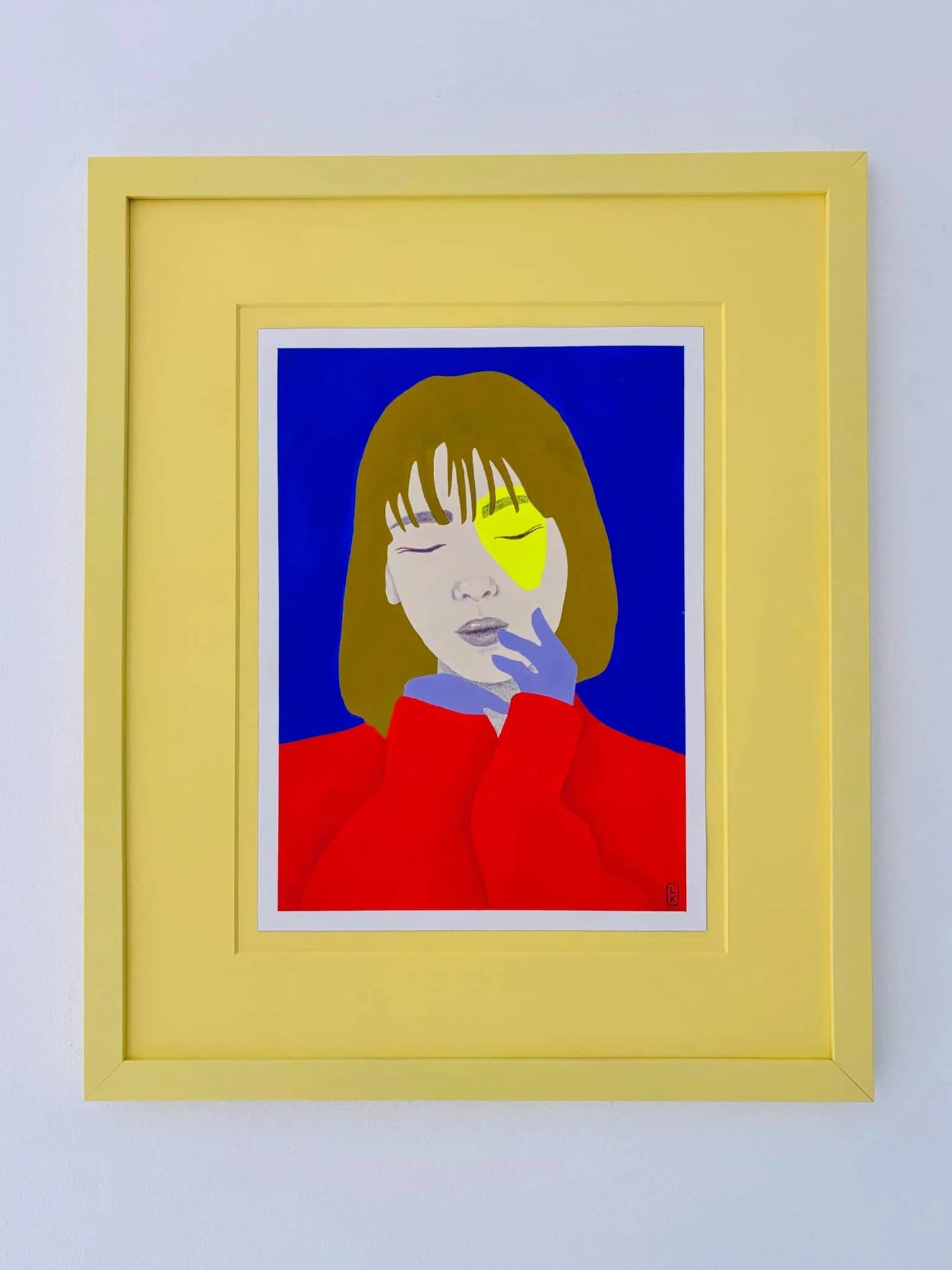 Kleurvol miniatuur kunstwerk van een vrouw met een gele eyeliner, ingelijst in een gele lijst