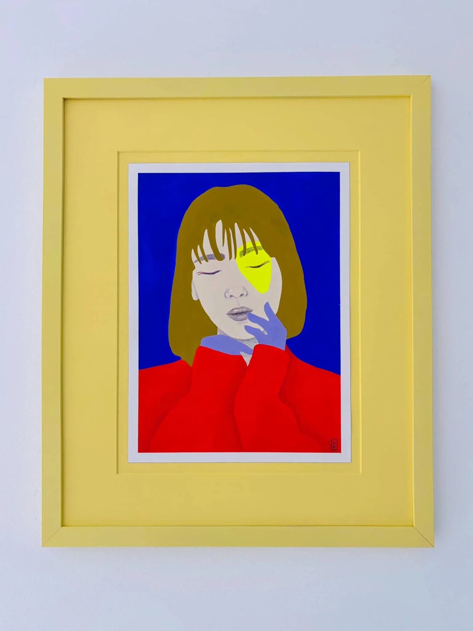 Kleurvol miniatuur kunstwerk van een vrouw met een gele eyeliner, ingelijst in een gele lijst