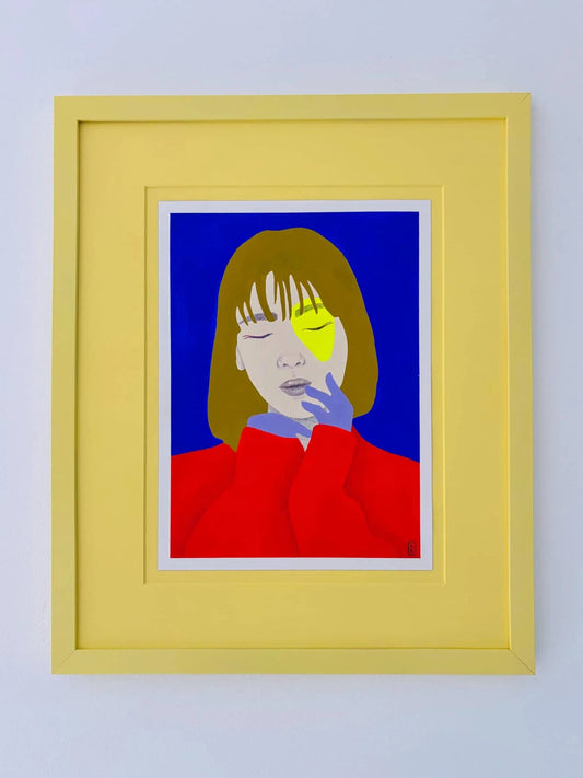 Kleurvol miniatuur kunstwerk van een vrouw met een gele eyeliner, ingelijst in een gele lijst