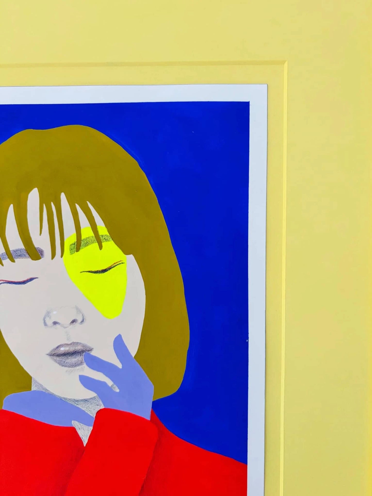 Kleurrijk miniatuur kunstwerk van een vrouw met een gele vlek en een blauwe achtergrond