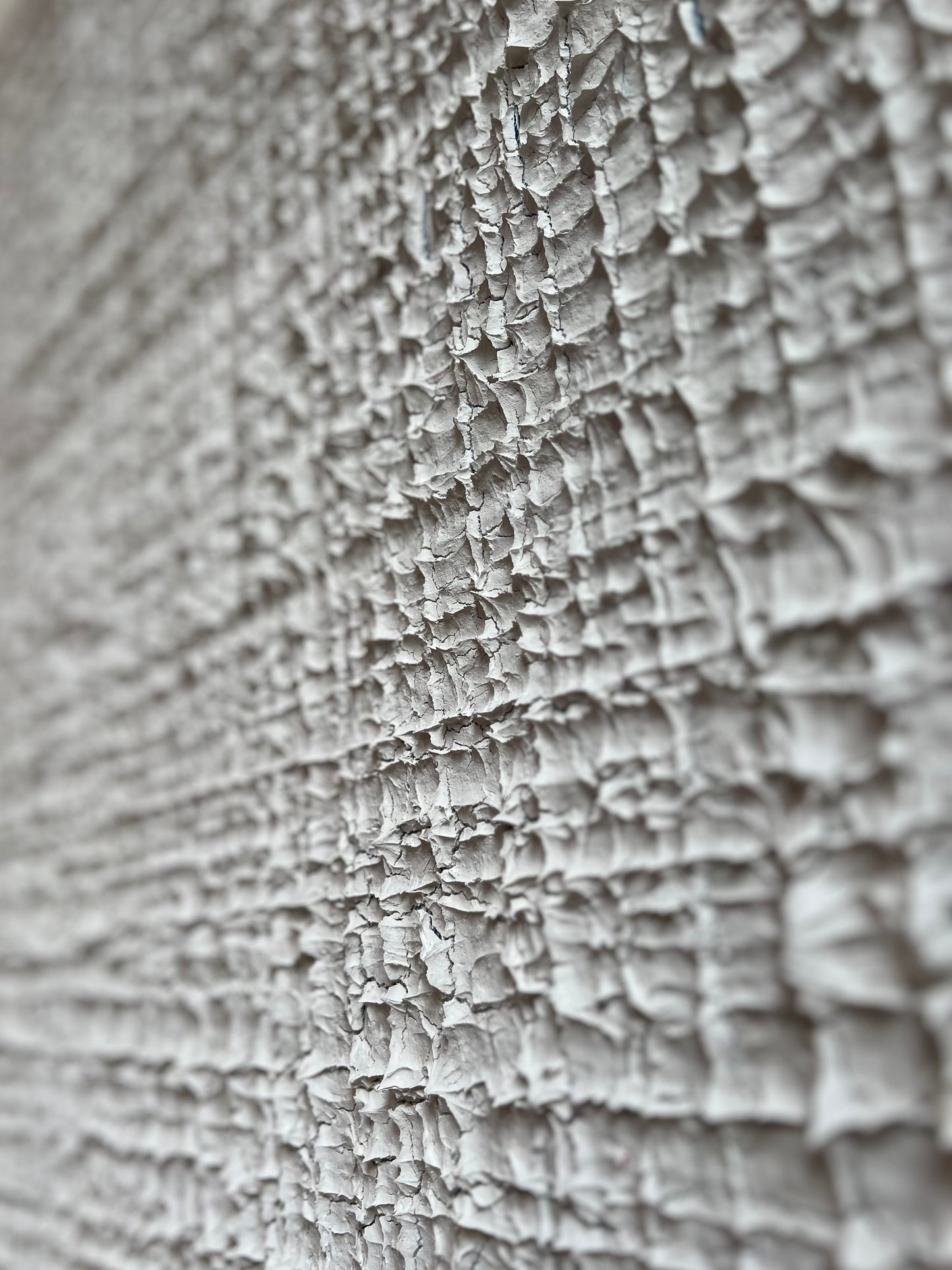 Close-up van een textuurrijk schilderij van Atelier58 met minimalistische kunst stijl in grijstinten