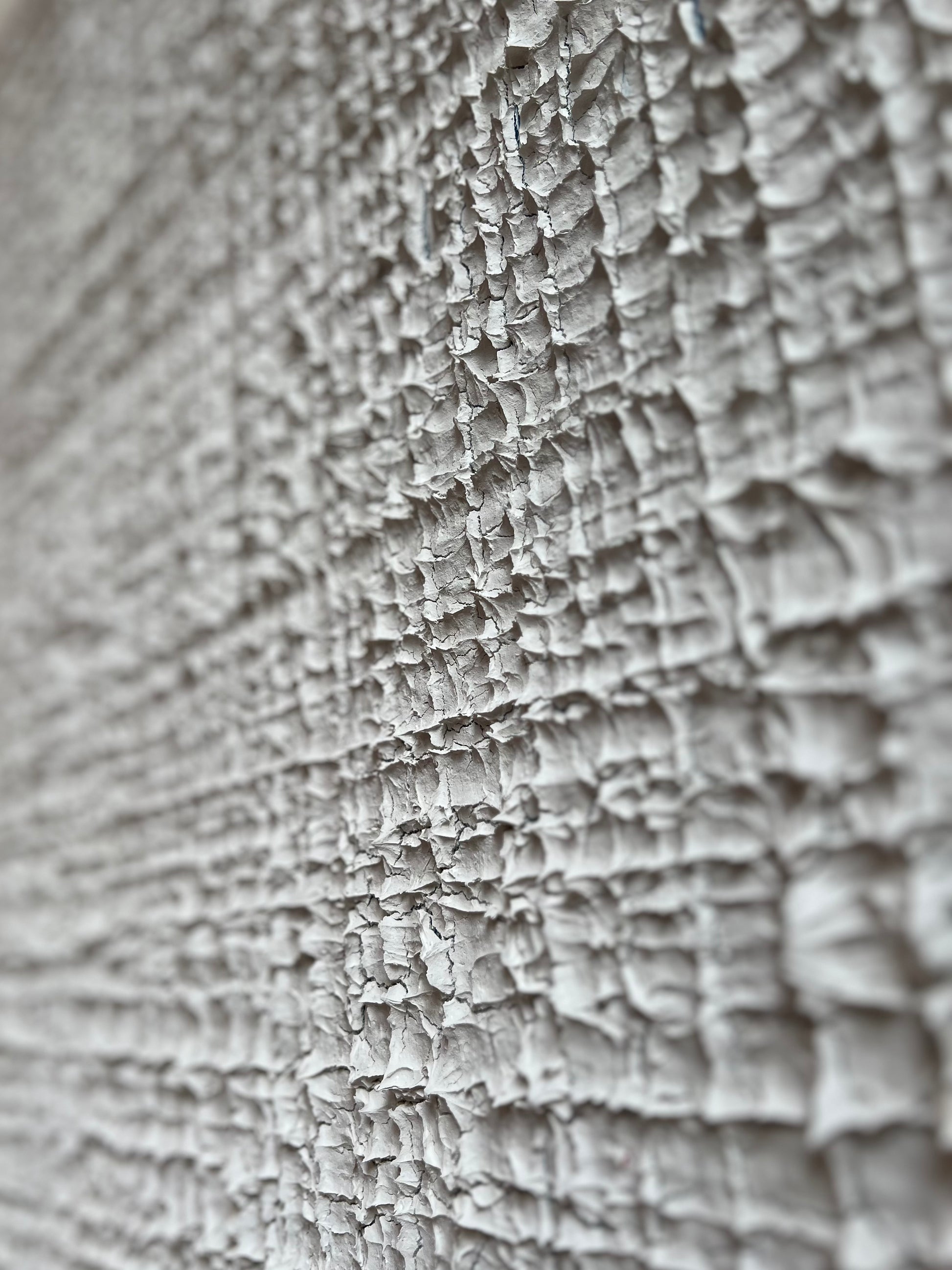 Close-up van een textuurrijk schilderij van Atelier58 met minimalistische kunst stijl in grijstinten