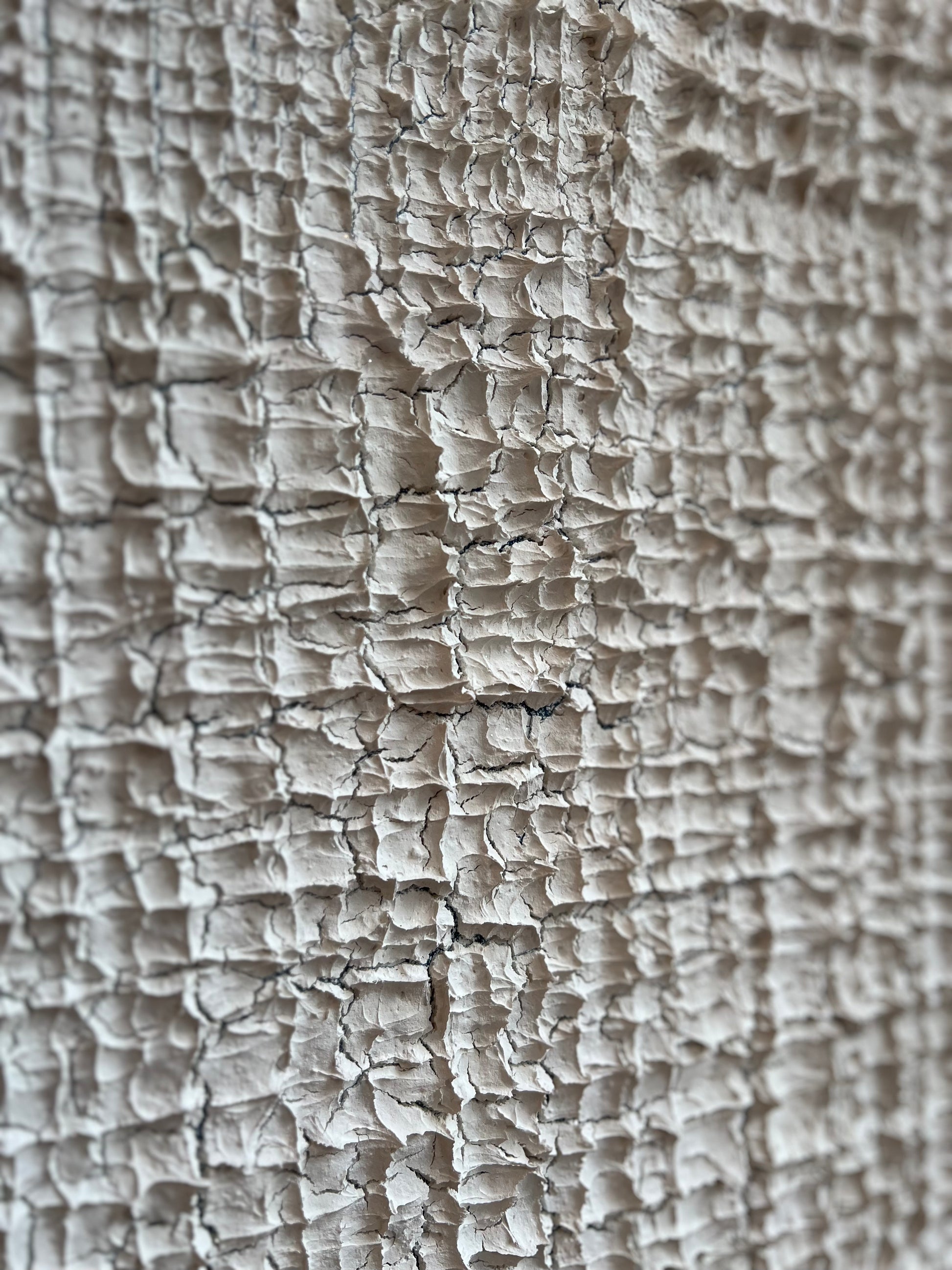Close-up van Atelier58 schilderij met textuur en minimalistische kunst stijl in neutrale kleuren