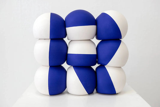 Moderne kunstobject van Rob Stolte met kleurrijke bollen in blauw en wit voor hedendaagse decoratie
